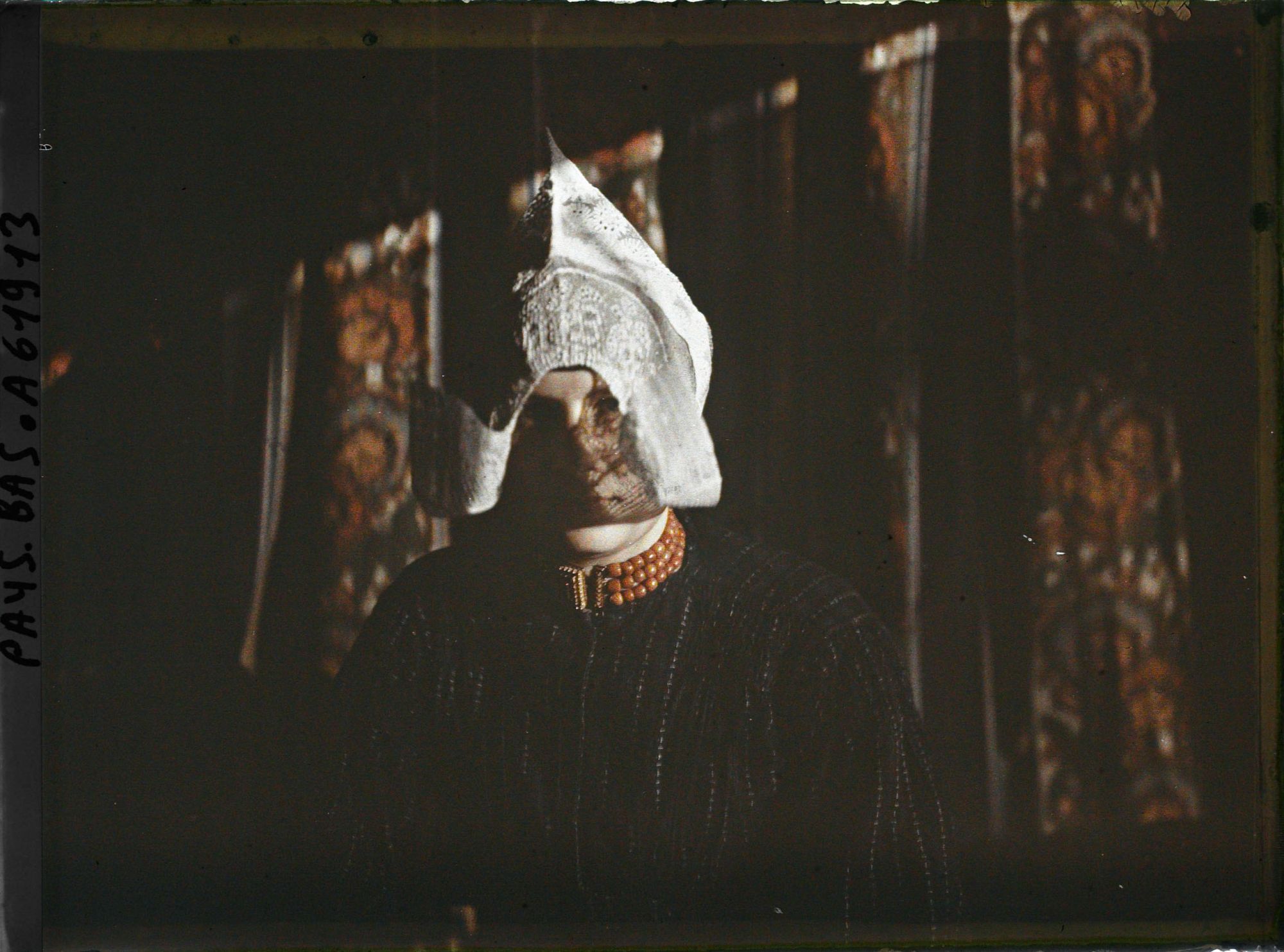 Image représentant Jeune fille en costume traditionnel