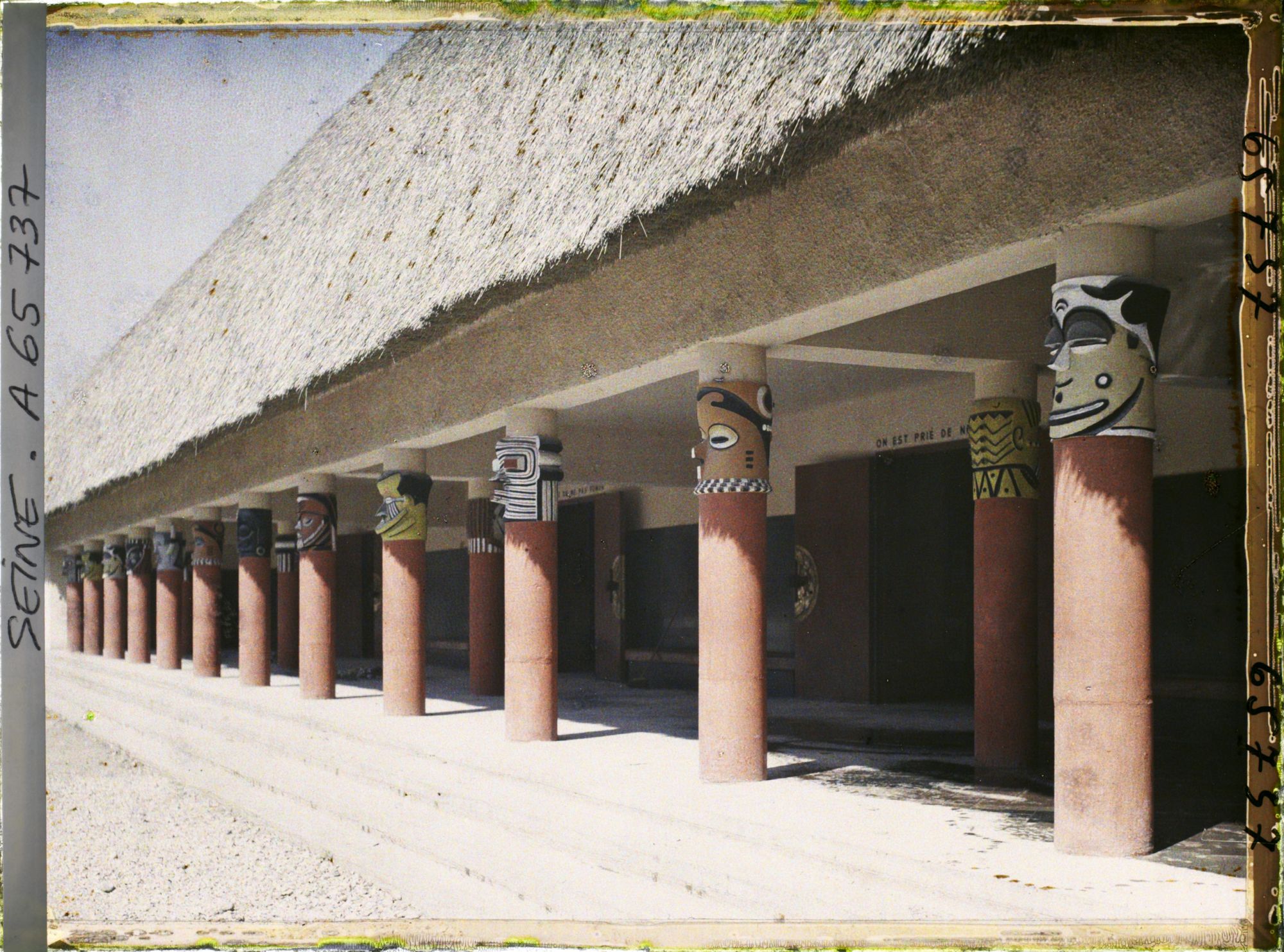 Image représentant L'Exposition Coloniale Internationale de 1931, la colonnade du pavillon du Congo belge