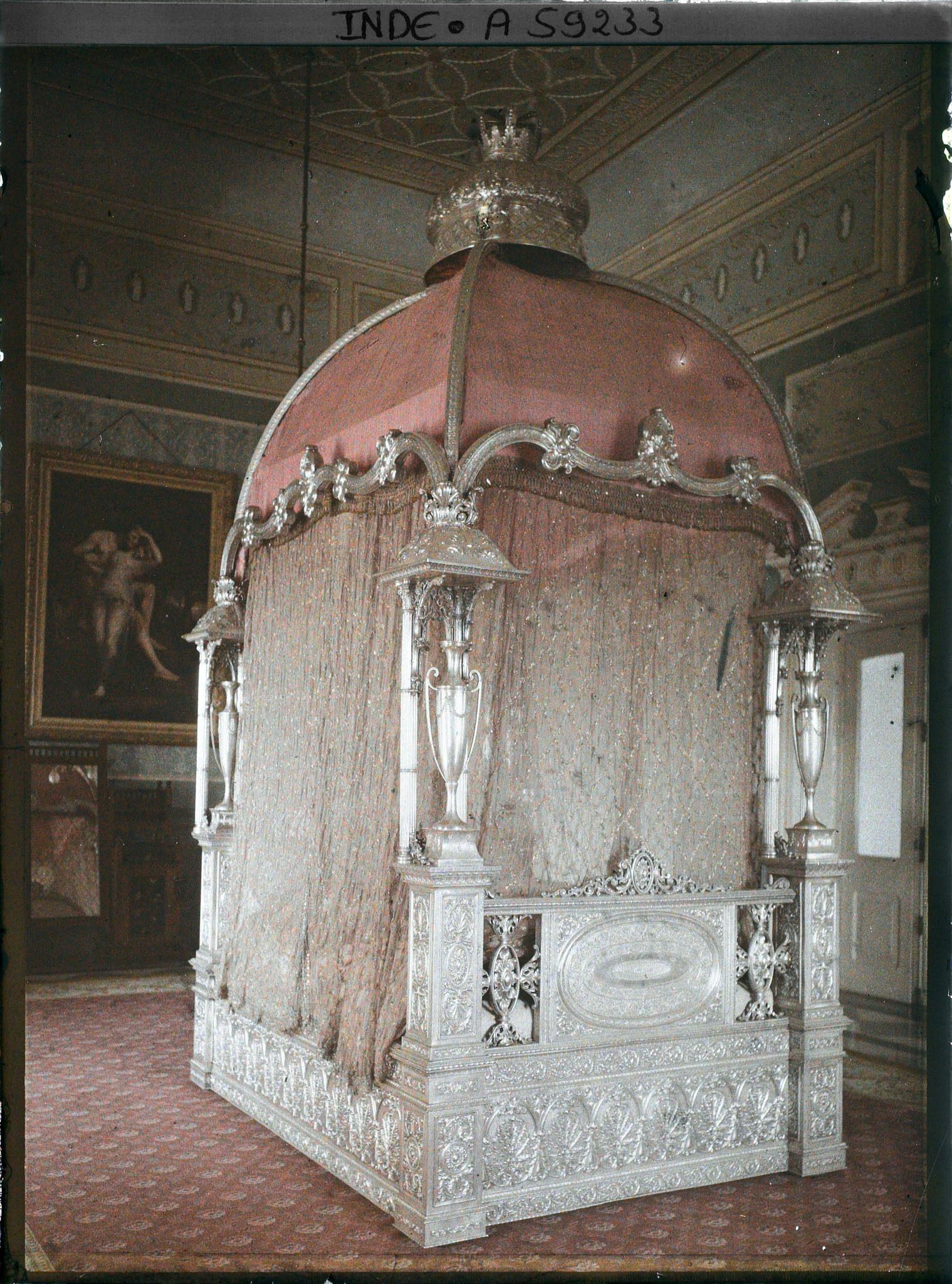 Image représentant Lit à baldaquin en argent à l'intérieur de Khas Bagh (ou Hamid Manzil)