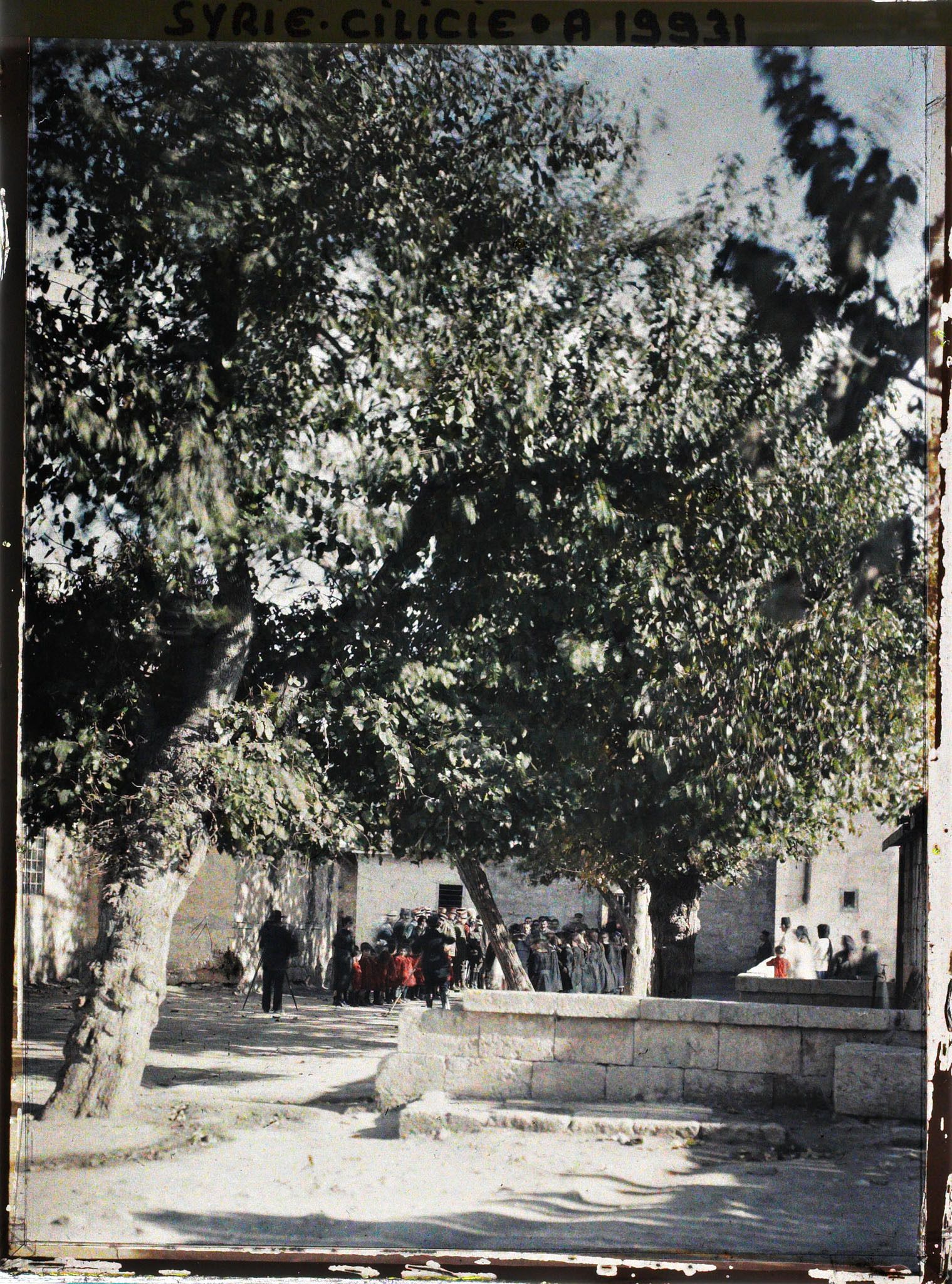 Image représentant Groupe d'écoliers pris en photo par deux opérateurs dans la cours de l'école près de l'église arménienne