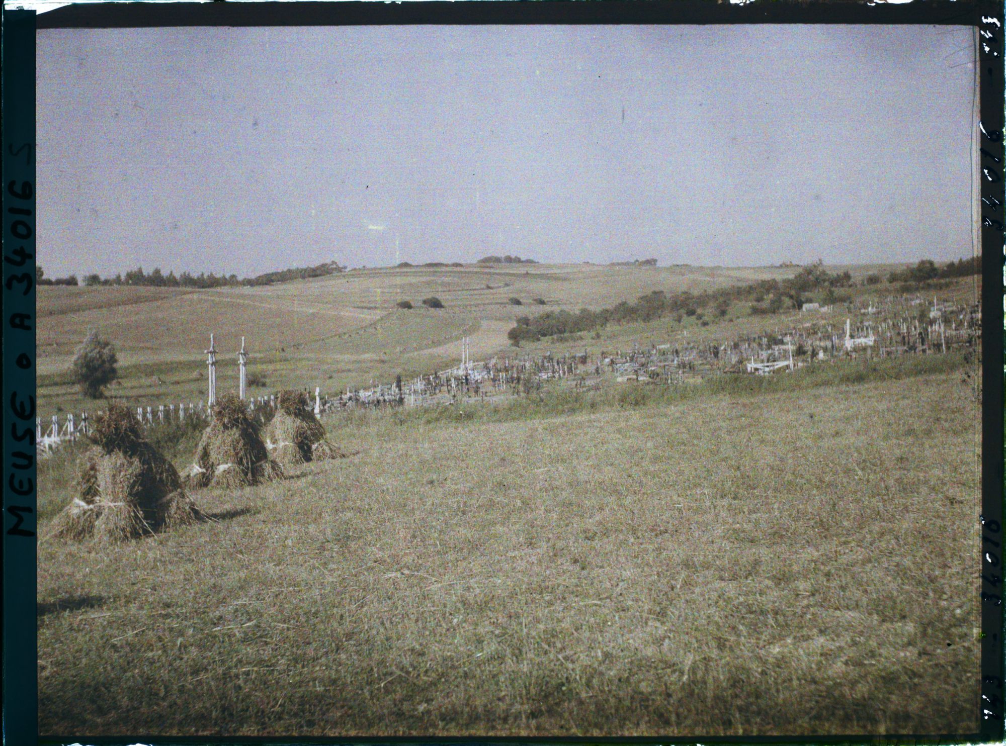 Image représentant France, Glorieux, Le cimetière militaire, vue d'ensemble prise vers l'Ouest