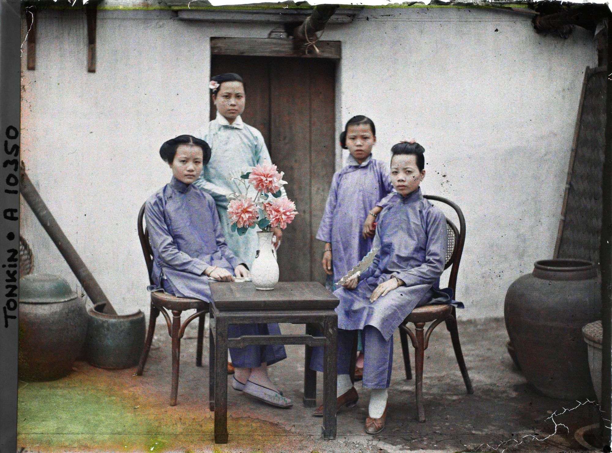 Image représentant Quatre jeunes Chinoises autour d'une table, dans une cour intérieure