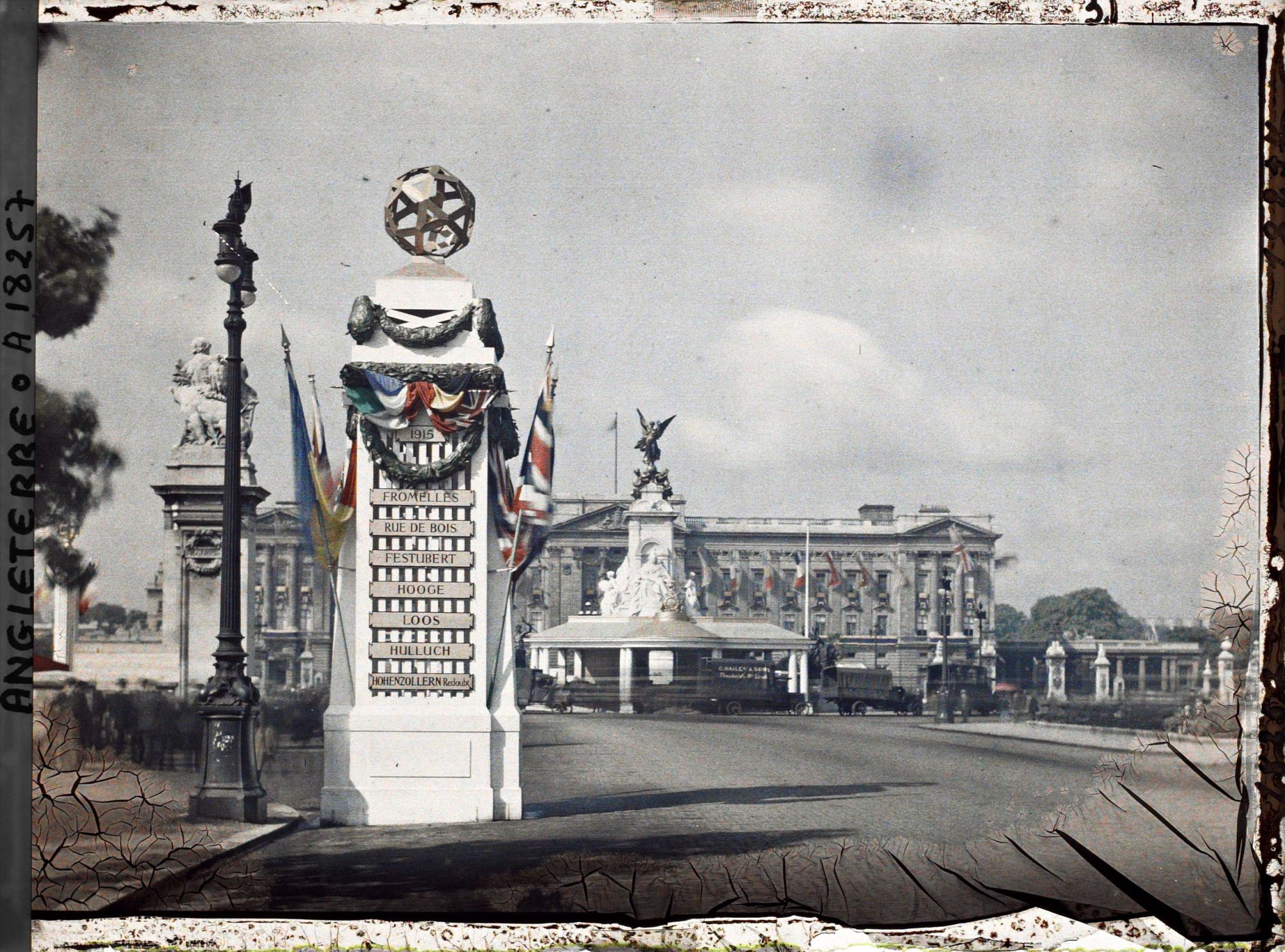 Image représentant Buckingham Palace avec la fontaine dédiée à la reine Victoria. Devant, un monument dédié aux grandes batailles remportées par les anglais