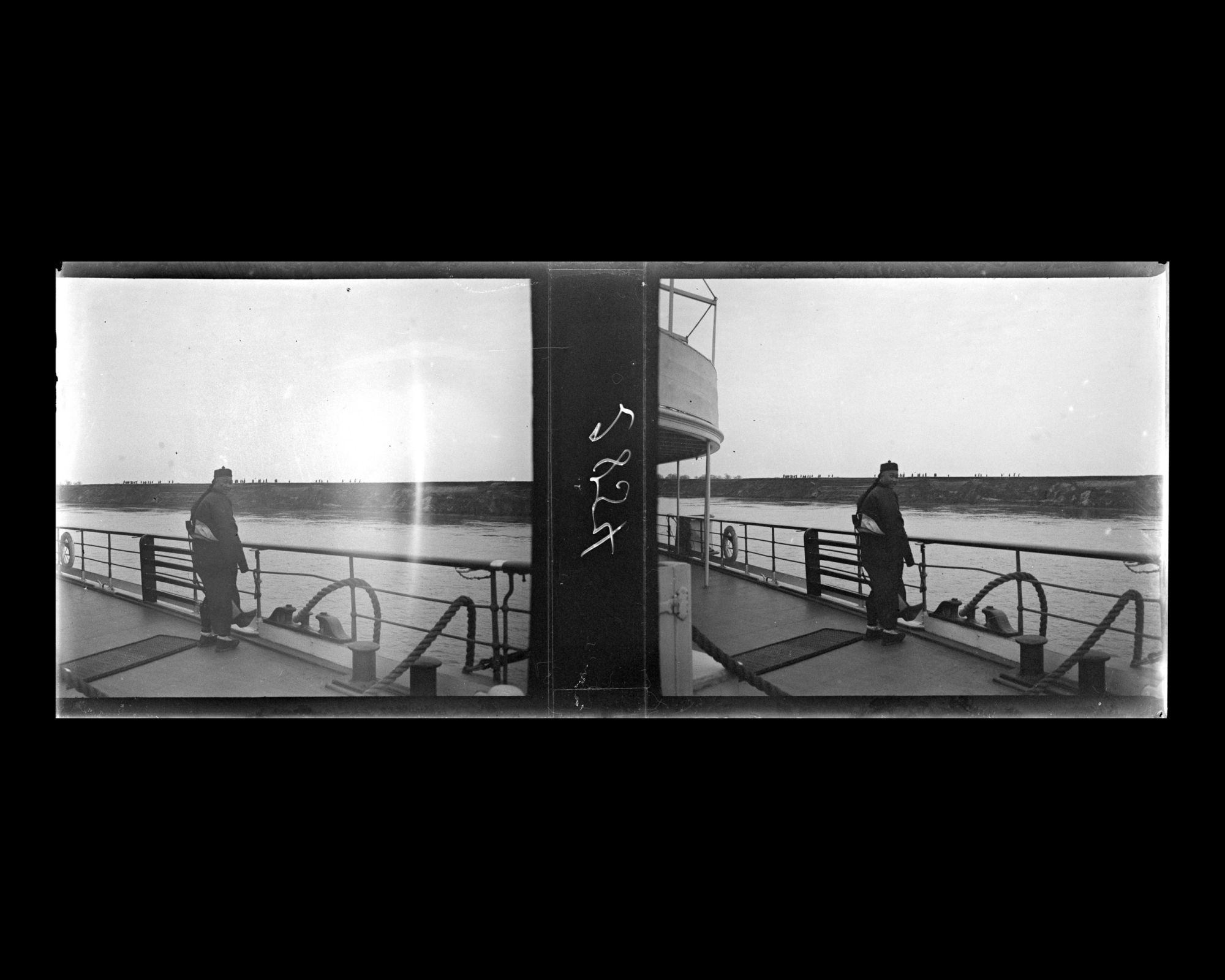 Image représentant Un passager chinois sur le pont supérieur du Kiang-Yu et le Yangzijiang ("fleuve Bleu")