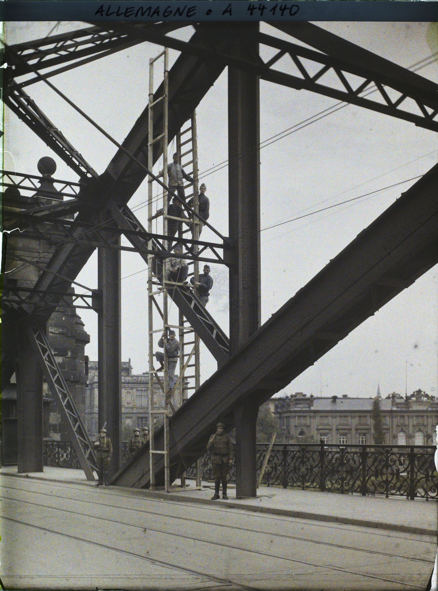 Image représentant Allemagne, Düsseldorf, Pose d'un profil dans l'arc du Gd Pont