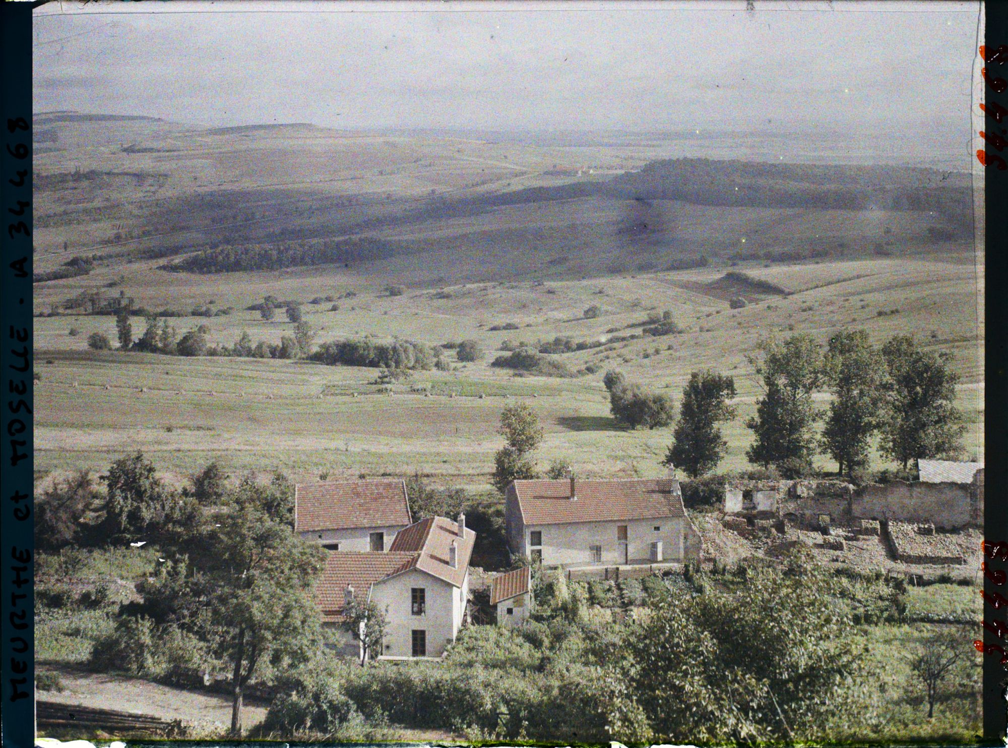 Image représentant France, Mousson, Panorama pris de Mousson vers le nord de la forêt de Facq, les Mesnils, le Signalle Xou et Metz à l'horizon