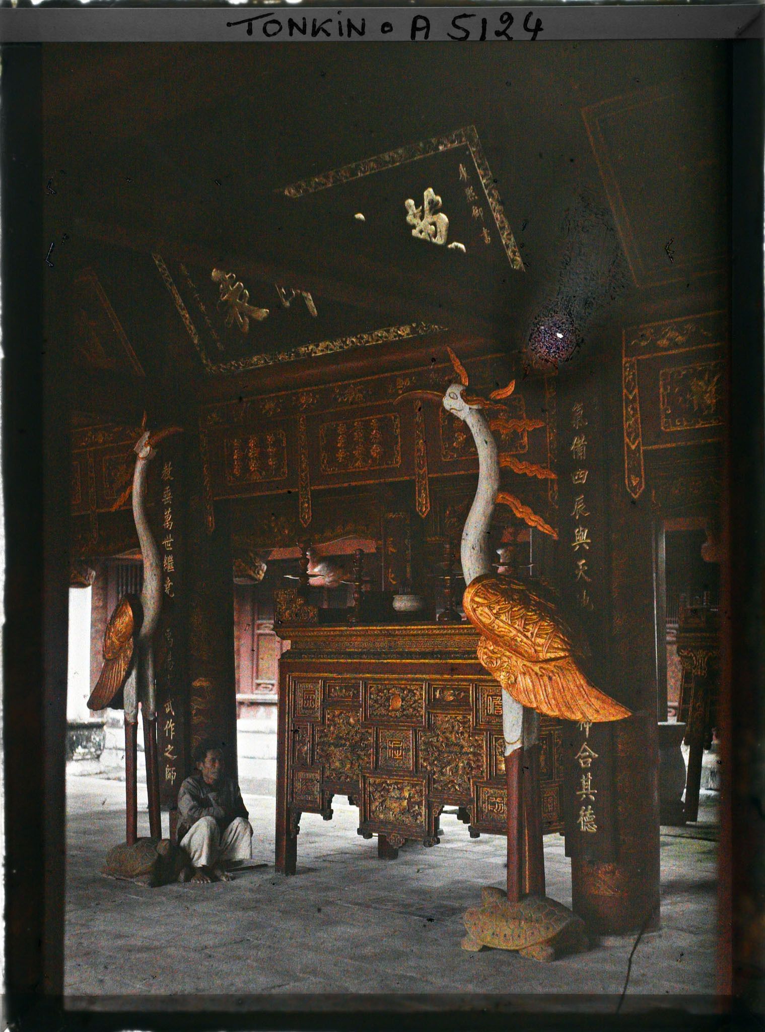 Image représentant Le Van-Mieu, temple confucéen de la " Culture littéraire ", dans le quartier de la Citadelle (route de Sinh-tu)