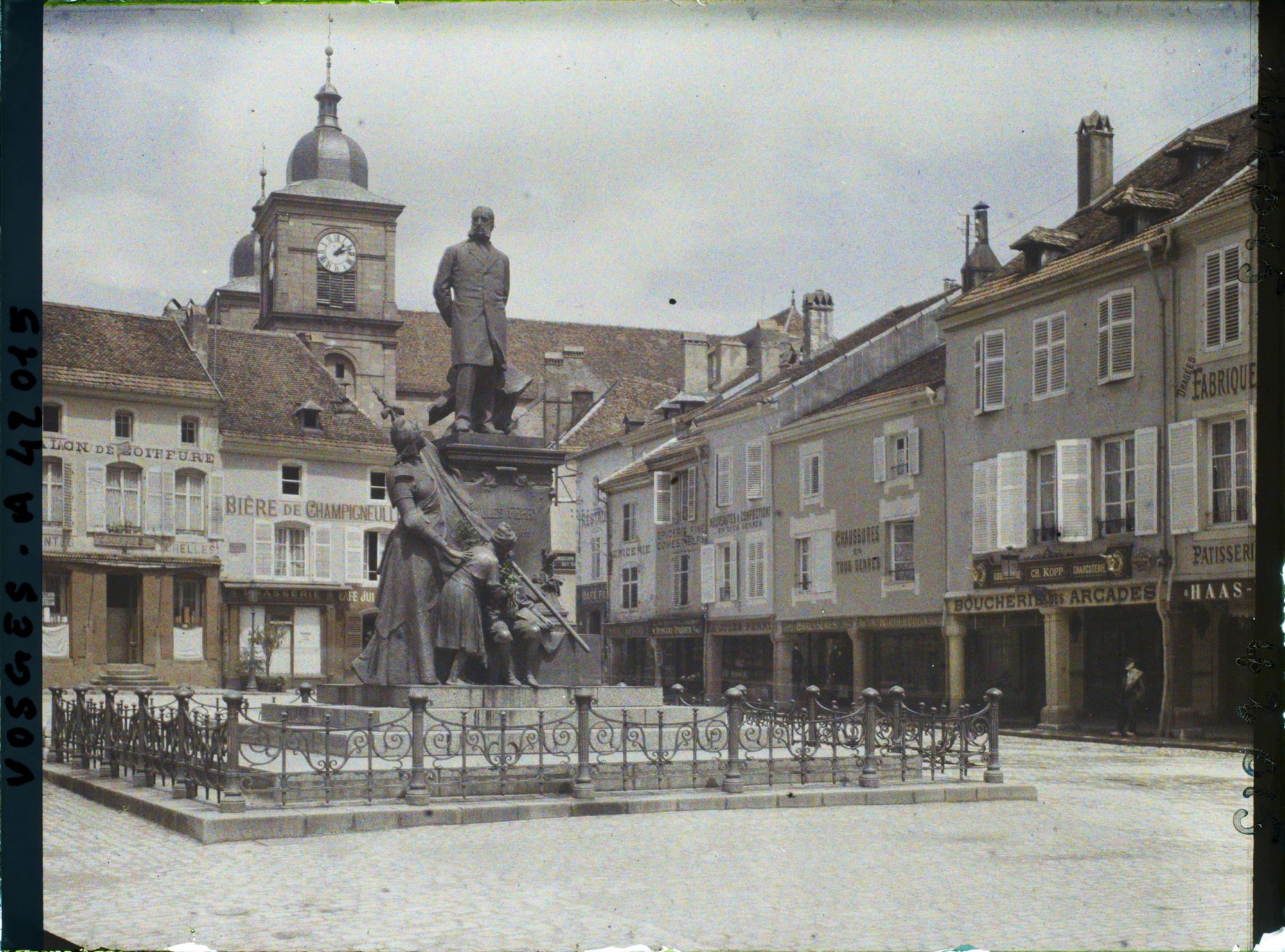 Image représentant France, St Dié, Place et Statue de Jules Ferry