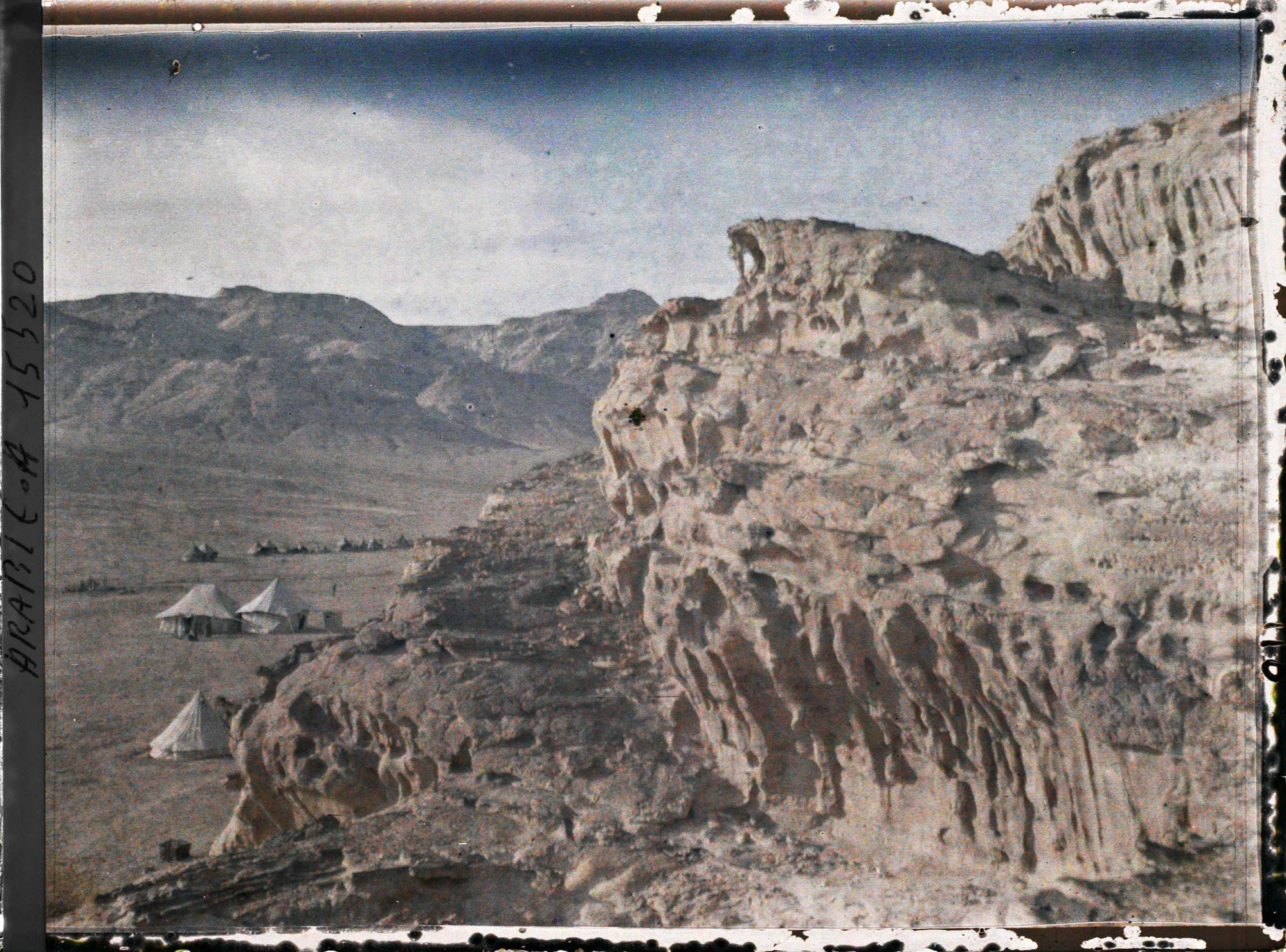 Image représentant Sous les falaises, les tentes du campement des forces arabes du royaume du Hedjaz