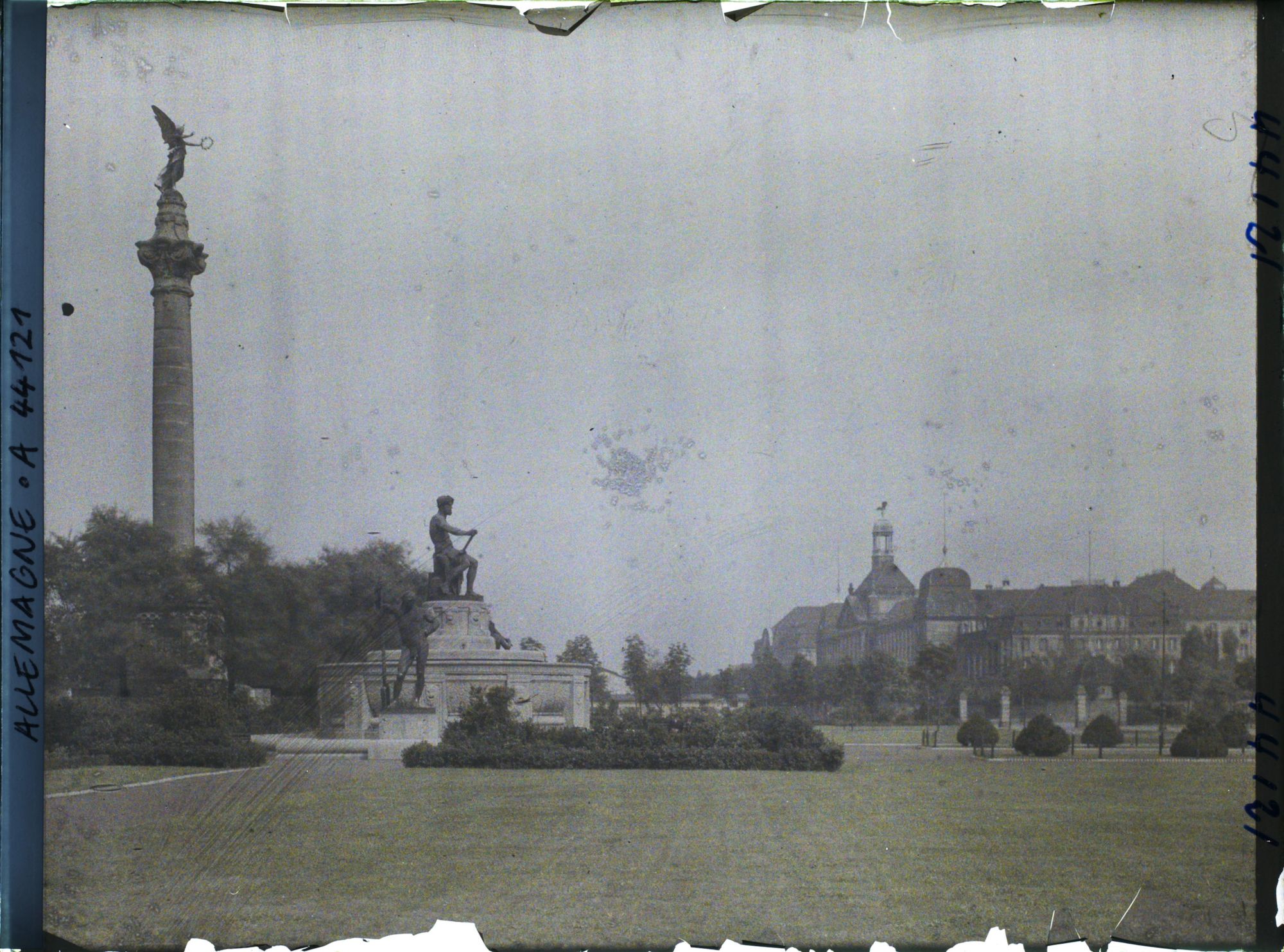 Image représentant Allemagne, Düsseldorf, Mt au Travail, dans le fond la Préfecture