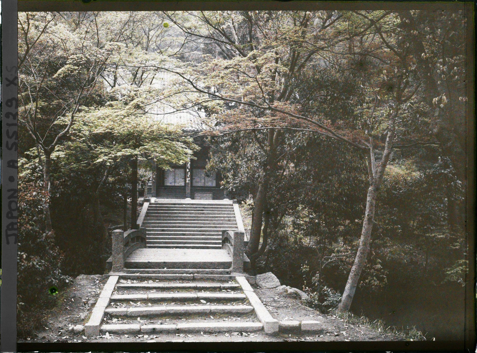 Image représentant Temple Eikan-dô Zenrin-ji : pont menant au Miei-dô (Daiden)