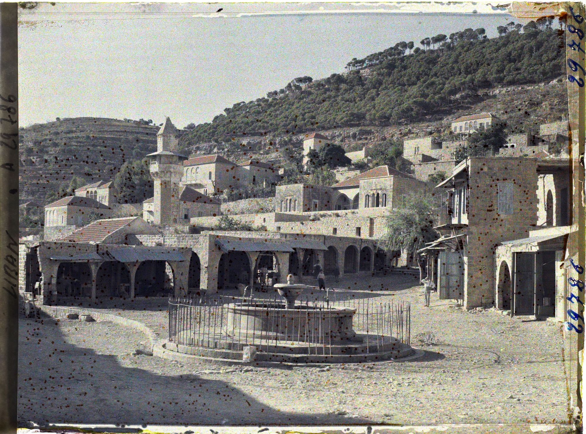 Image représentant La place centrale du village : le Midan