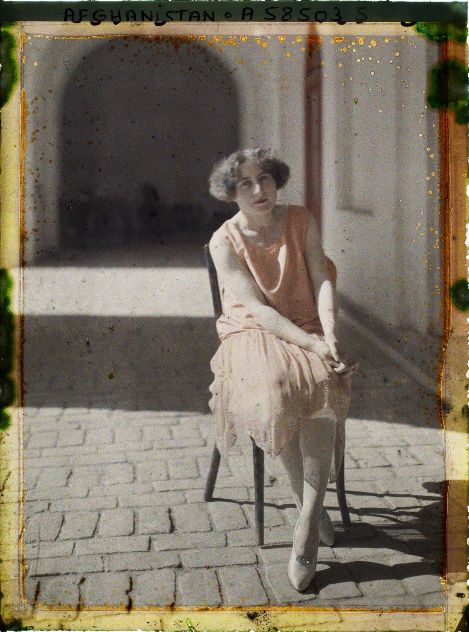 Image représentant Mademoiselle Collin, l'institutrice française des enfants du roi Amânullah (1918 - 1928) (photographiée ici dans l'Arg ?)