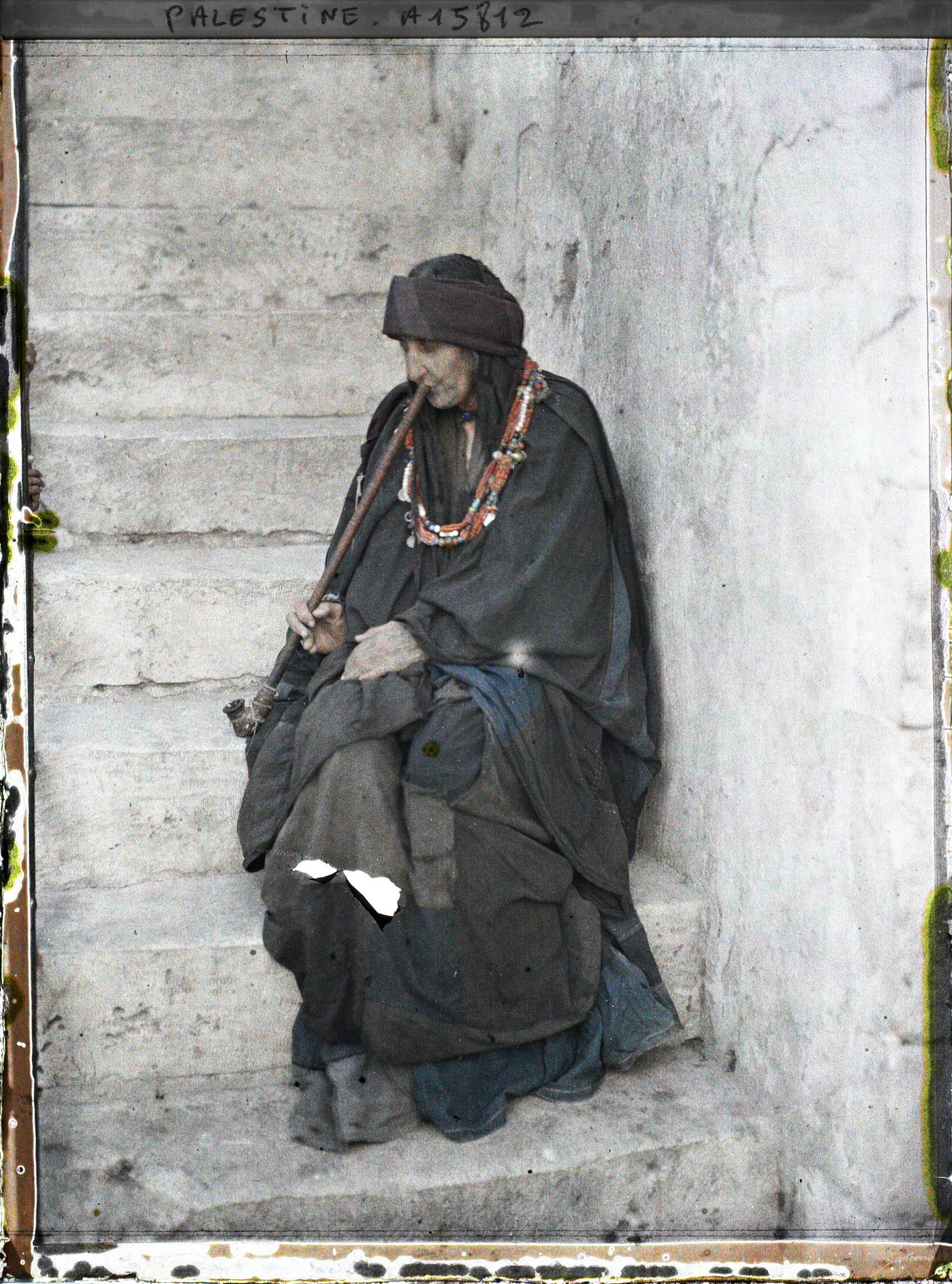 Image représentant Femme d'As-Salt en train de fumer la pipe