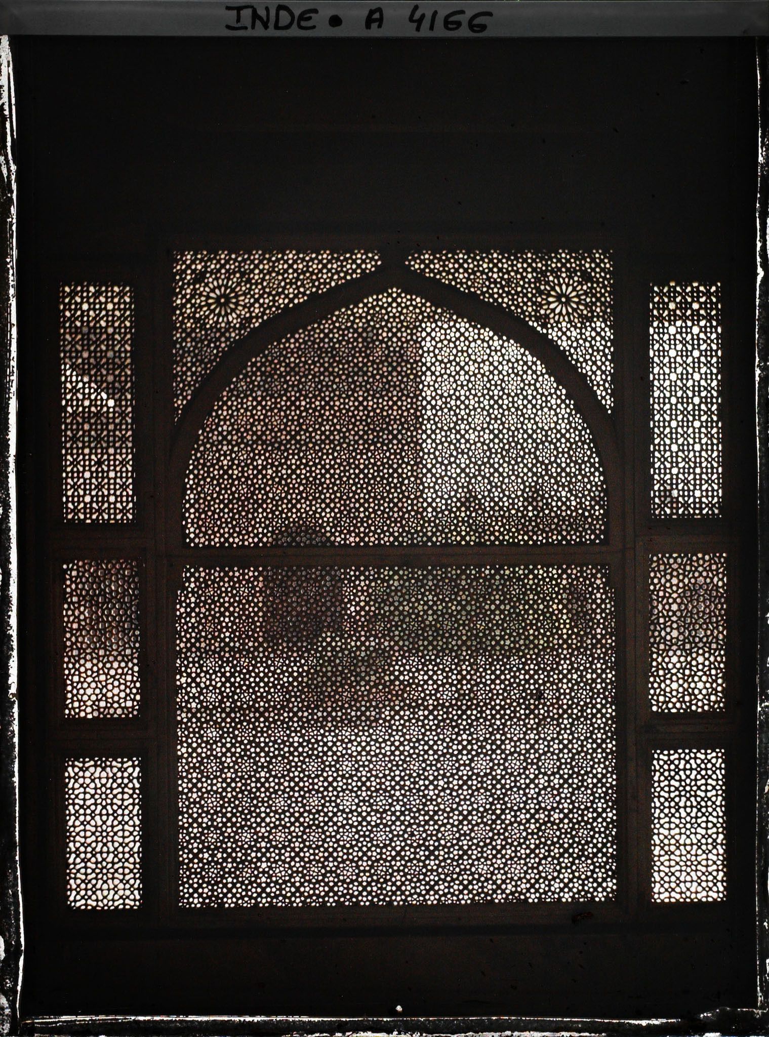 Image représentant Claustras de marbre ciselé ou jalis, vus de l'intérieur, du dargâh ou mausolée de Salim Chishti