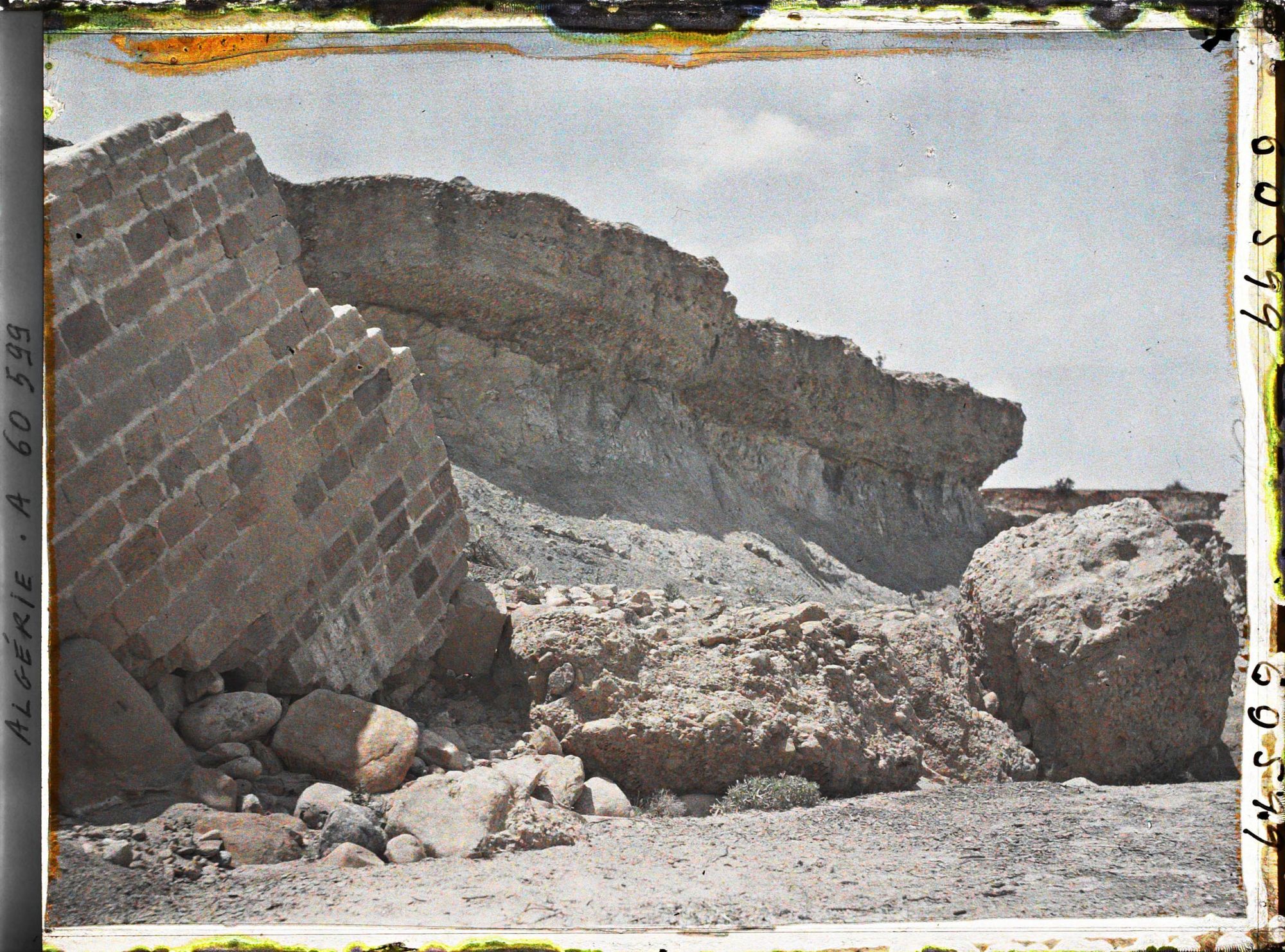 Image représentant Blocs de maçonnerie arrachés au barrage et berge ouest ravinée lors de la catastrophe de 1927