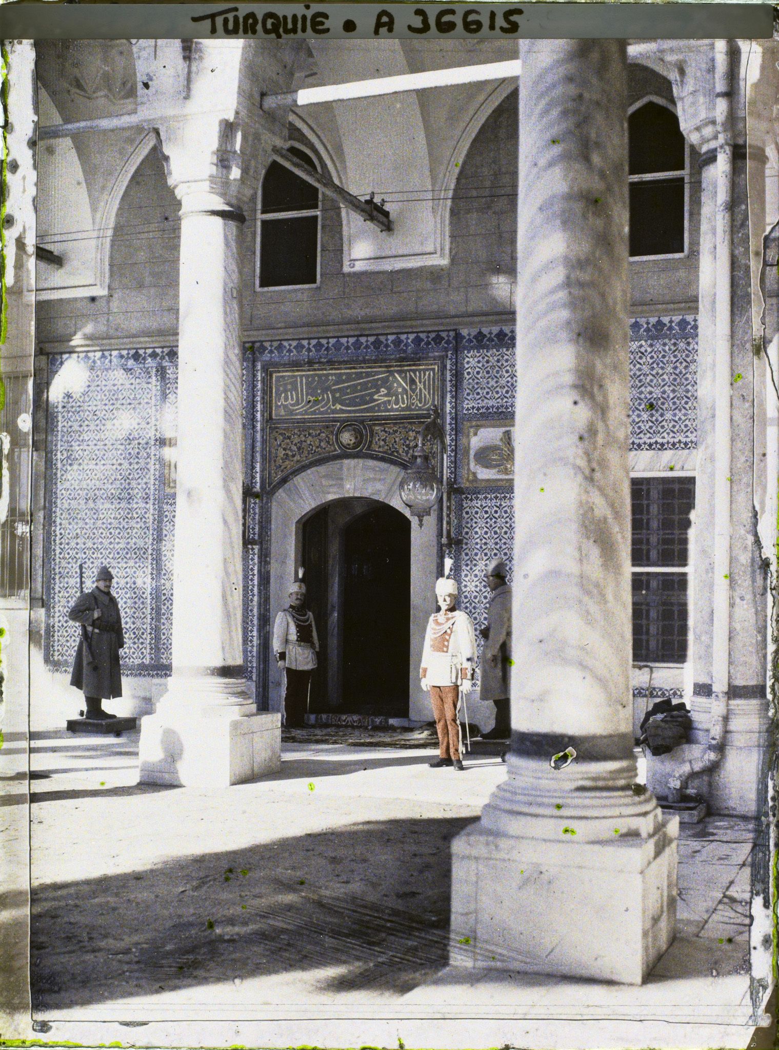 Image représentant Porte de la salle du Hirka-i-Saadft ("Manteau du Prophète") du Topkapi-Sarayi (" palais de la Porte-du-Canon ") le jour de l'investiture du Calife