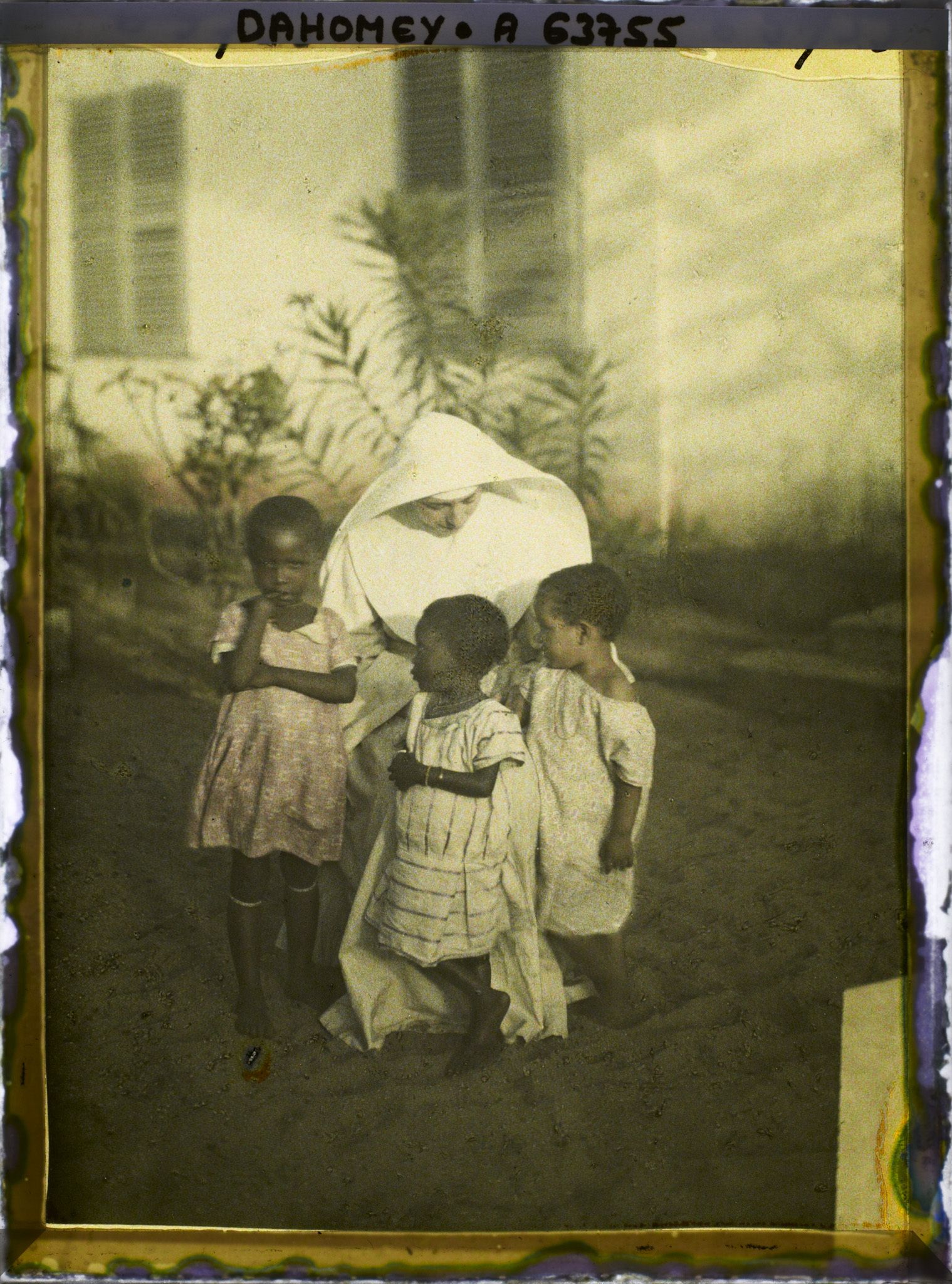 Image représentant La Mère supérieure de la mission catholique et trois petits enfants