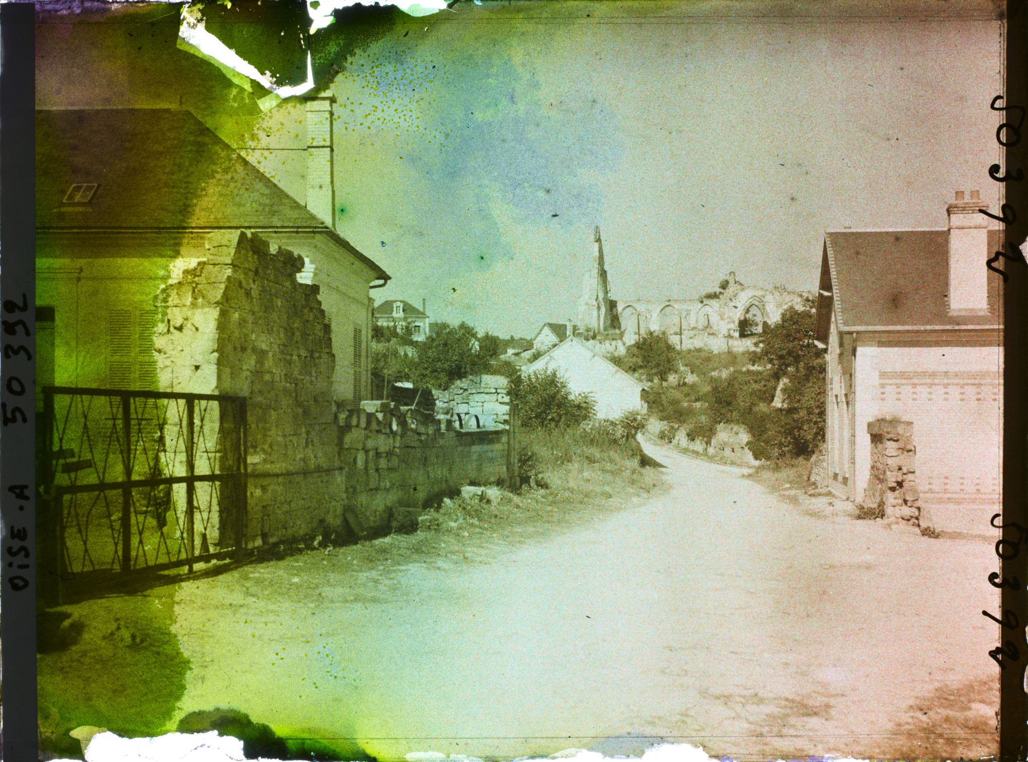Image représentant France, Autriches, Entrée Sud du Village vers ruines de l'Eglise