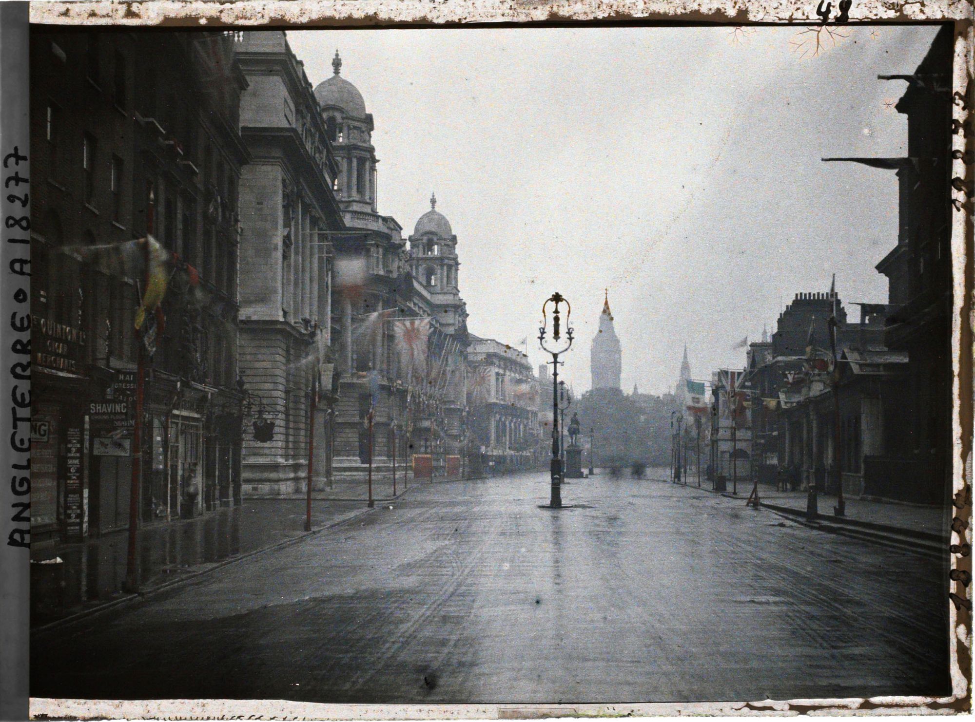 Image représentant Whitehall au petit matin. Au fond, le clocher de l'Horloge du palais de Westminster