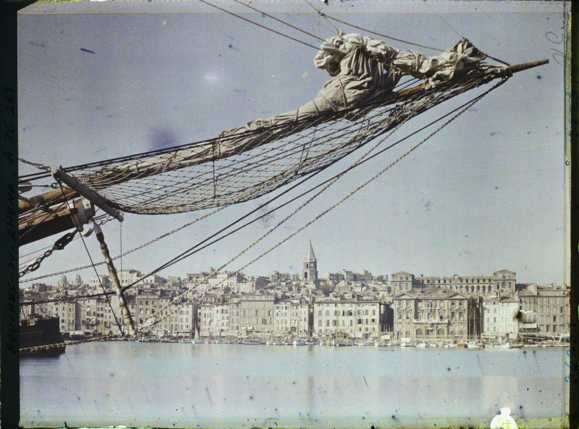 Image représentant Vue du vieux port avec l'Hôtel de Ville