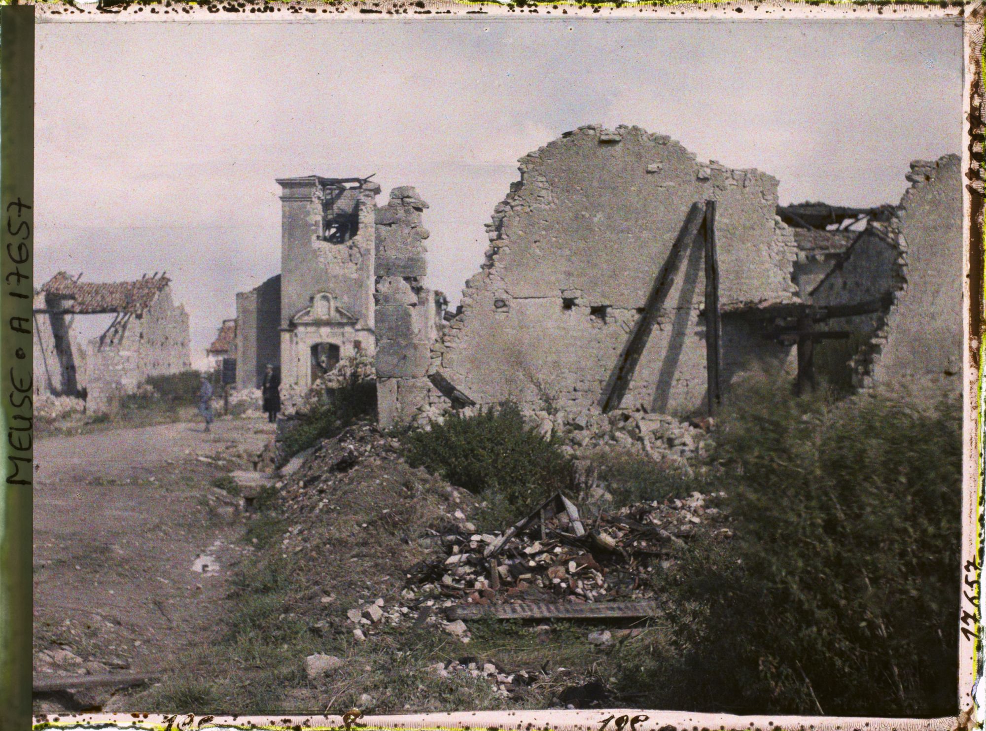 Image représentant France, Watronville, L'Eglise et maison en ruines