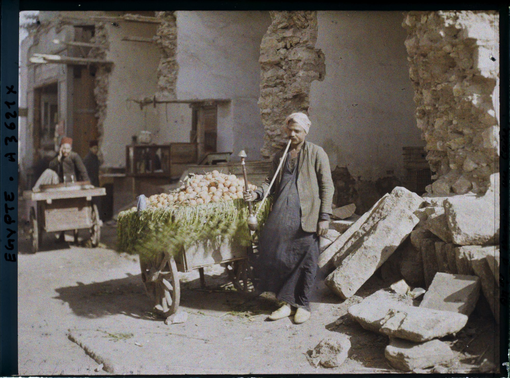Image représentant Vendeur ambulant d'oranges, fumant la chicha
