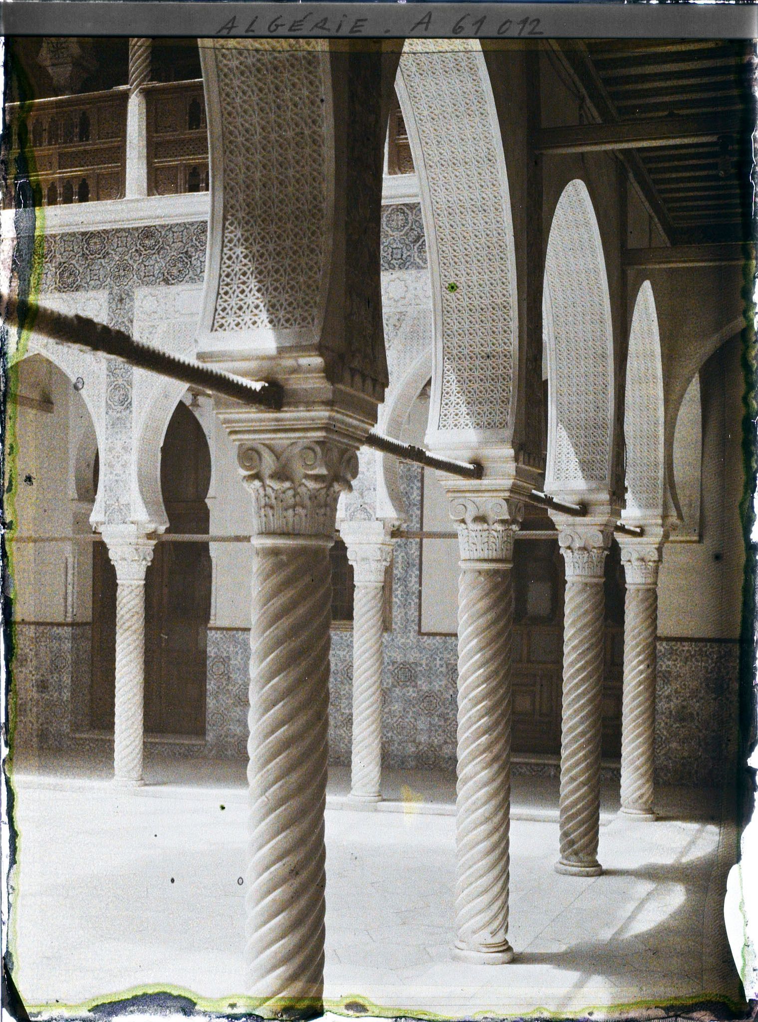 Image représentant La colonnade du patio du palais du Gouverneur ou Palais d'Hiver (Dar Hasan Pacha)