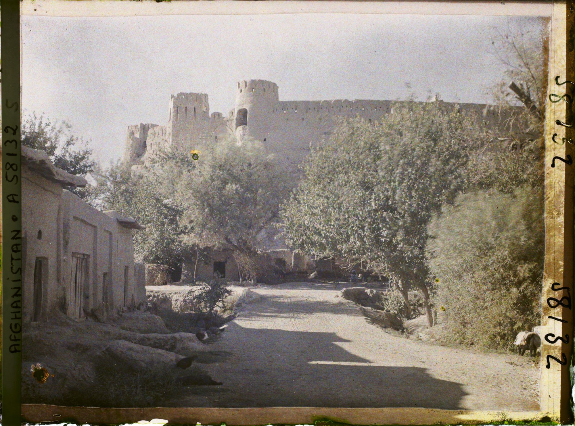 Image représentant Afghanistan, Ghizichk, La forteresse et Gde rue