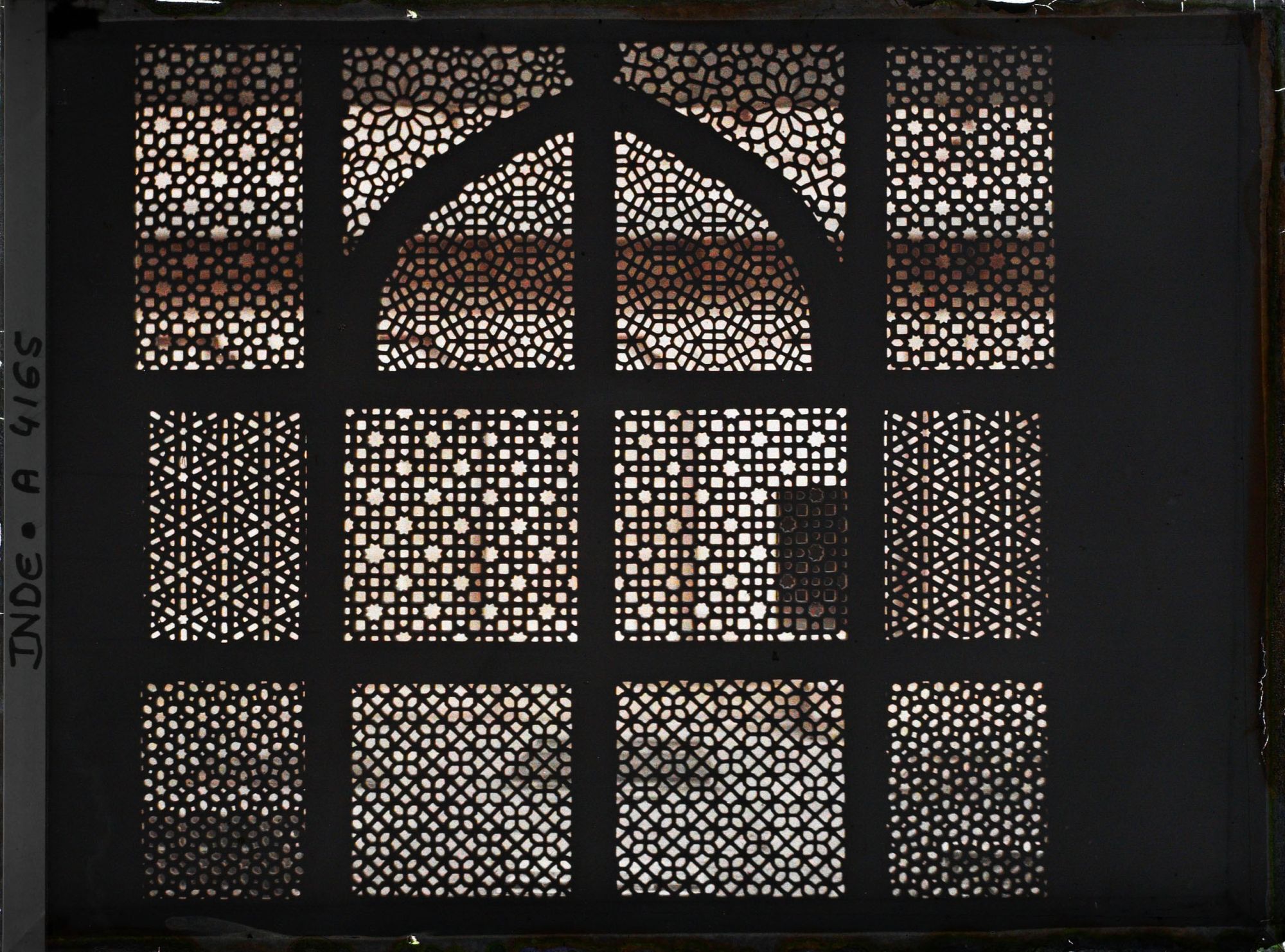 Image représentant Claustras de marbre ciselé ou jalis, vus de l'intérieur, du dargâh ou mausolée de Salim Chishti