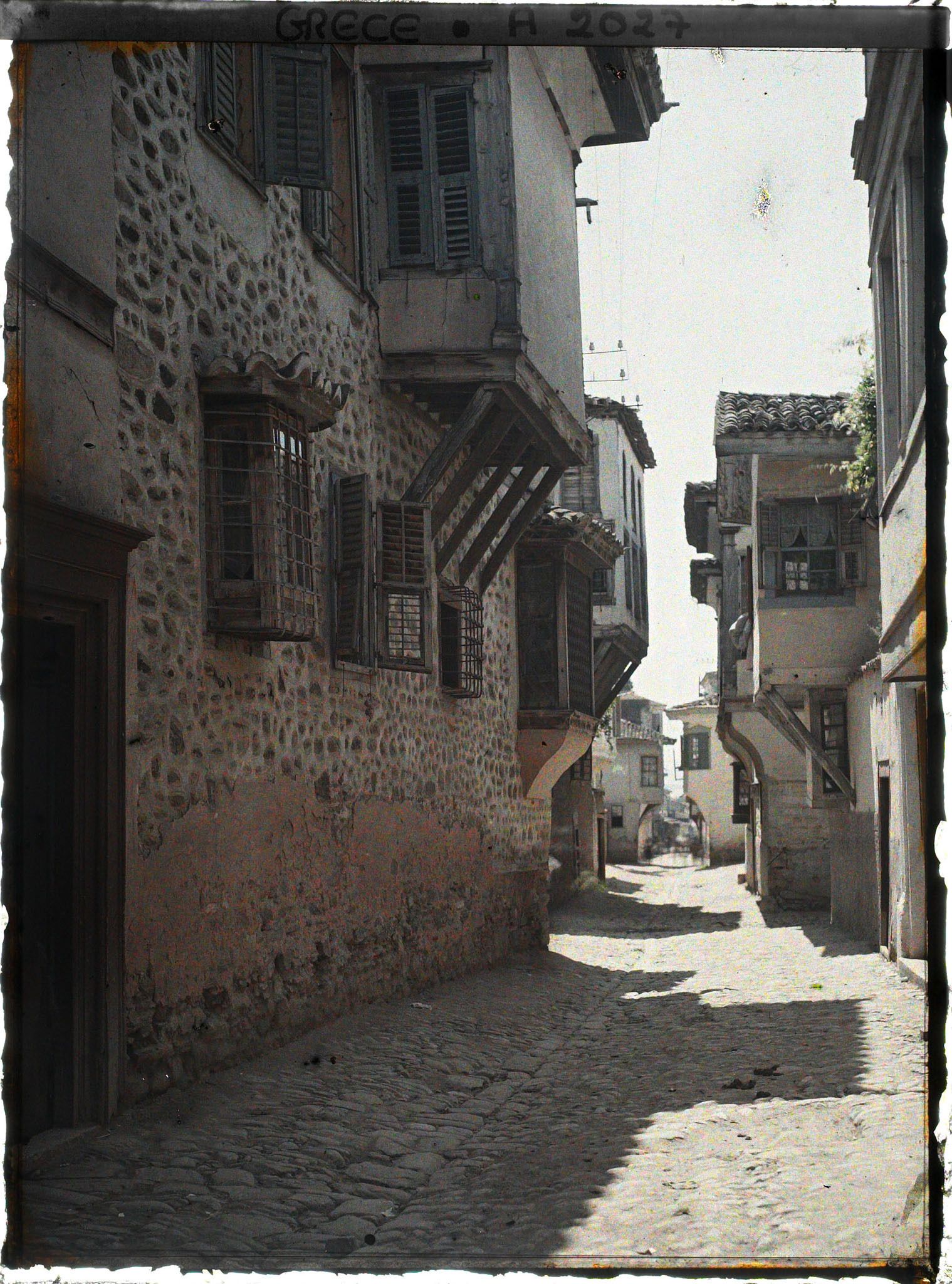 Image représentant Une rue de Thessalonique descendant vers la mer