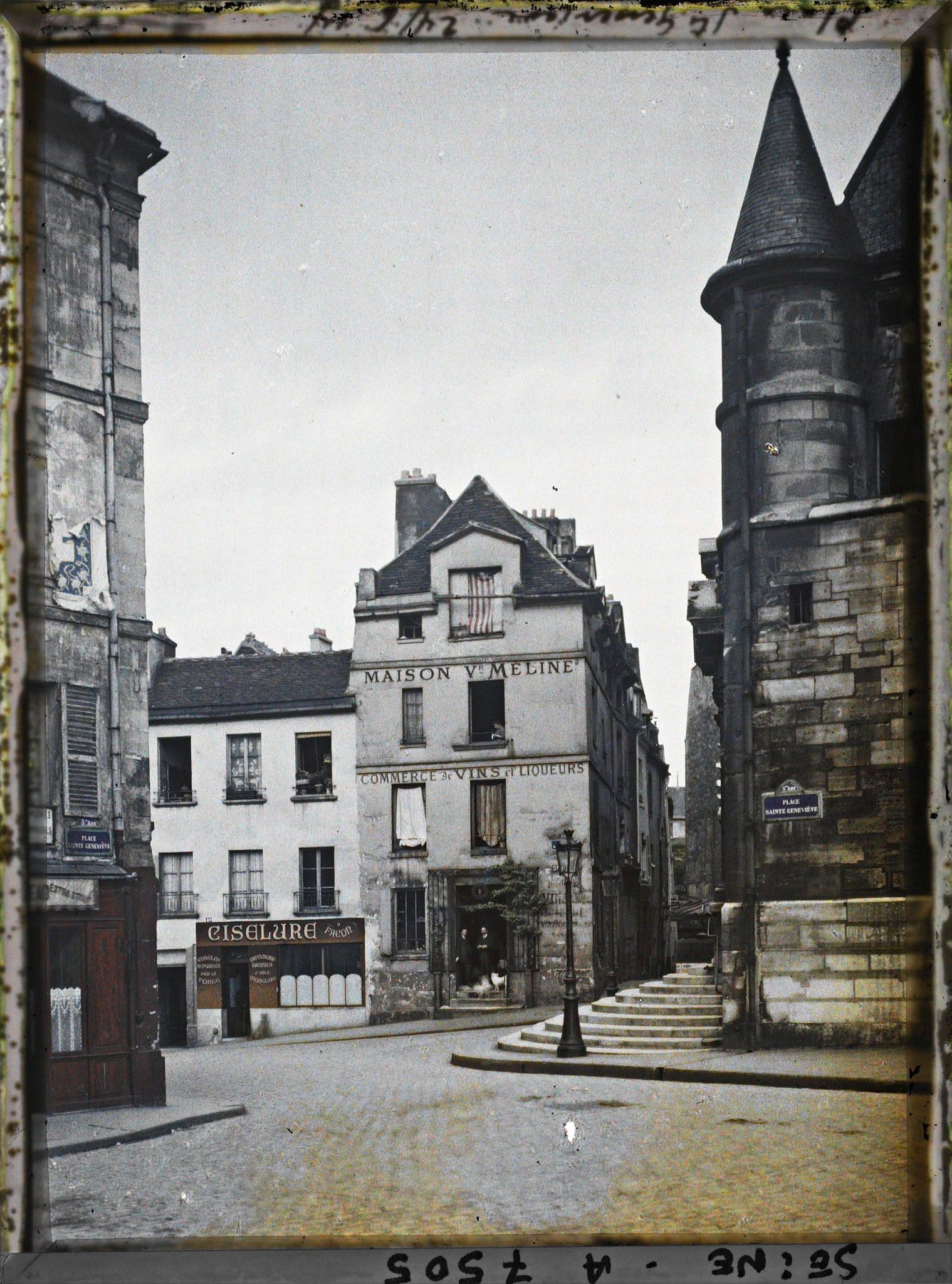 Image représentant La place Ste-Geneviève et la tourelle d'angle de l'église St-Etienne -du-Mont