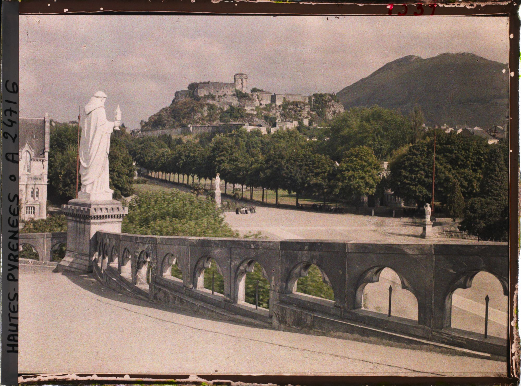 Image représentant France, Lourdes, Le Château pris de la Basilique