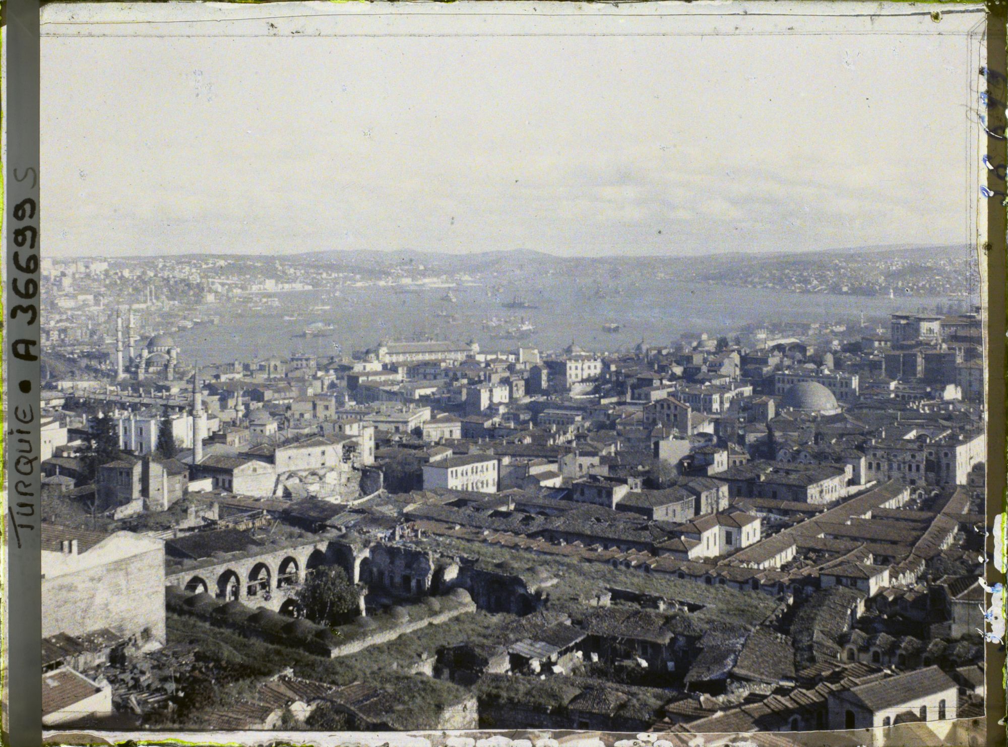 Image représentant Vue sur l'entrée de Bosphore depuis Eminönü (rive droite, sud)