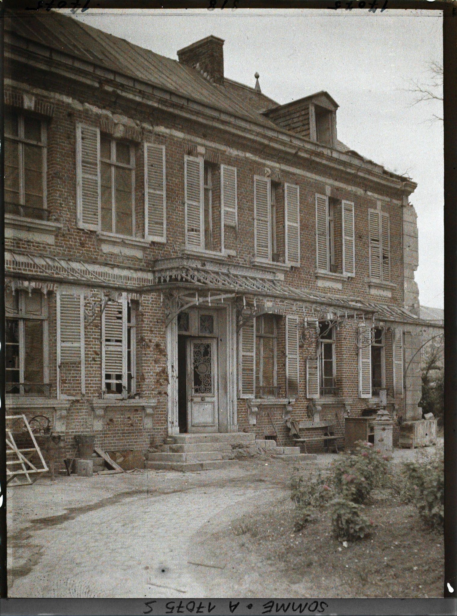 Image représentant France, Villers -Bretonneux, Maison de Mr Poiret rue d'Amiens, a servi d'Etat Major aux armées boches, Anglaises et Françaises (Poincaré, Foch, Joffre.)
