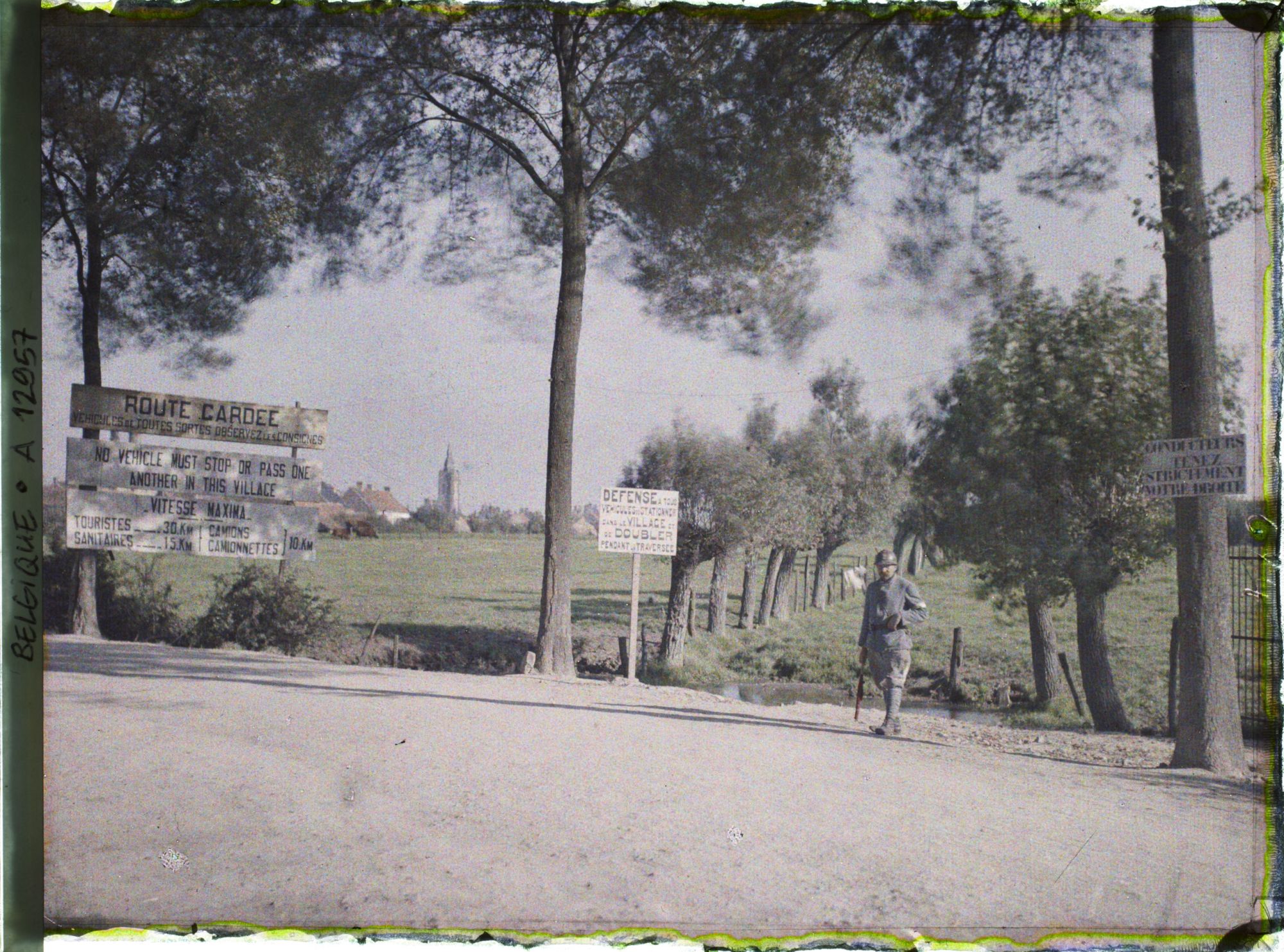 Image représentant Belgique, près Roussbrugge, Route gardée près de Rousbrugge