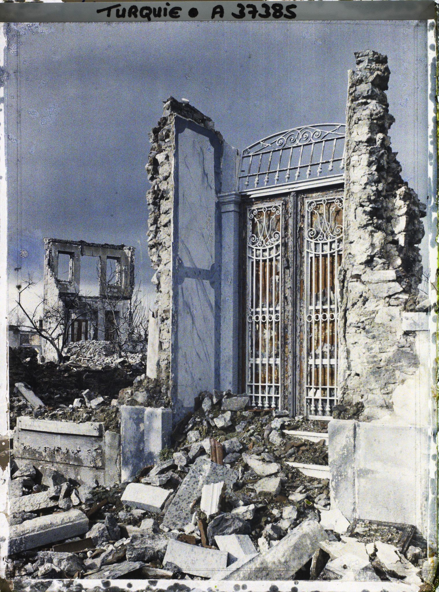 Image représentant Perron et porte d'entrée en fer forgé blanc d'une riche demeure (Rue Ardelib)