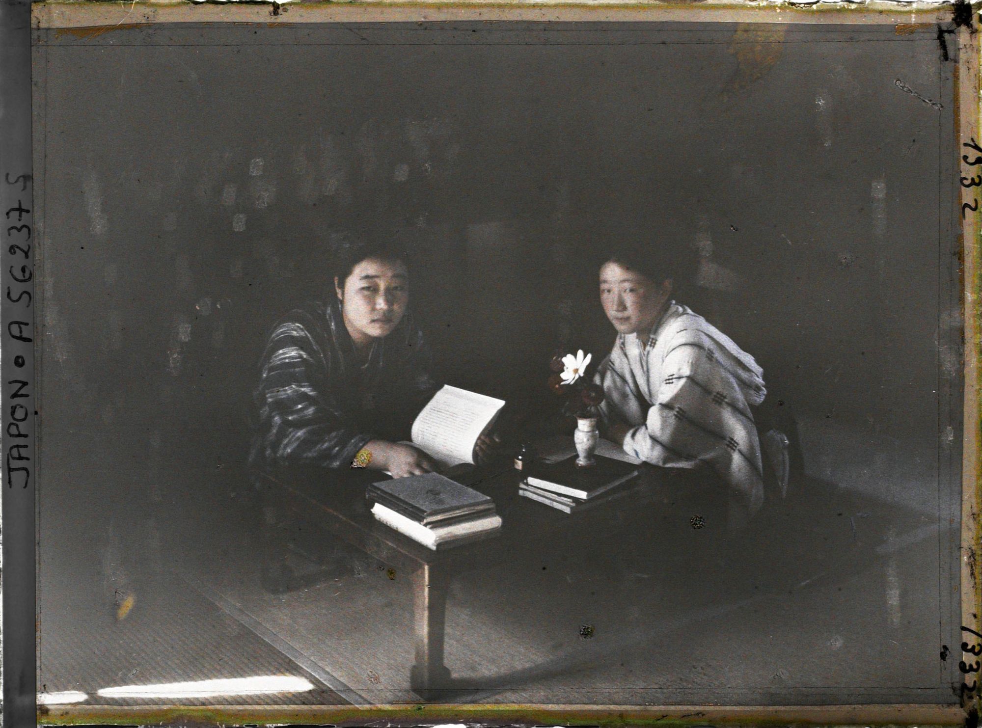 Image représentant Deux étudiantes à leur table de travail