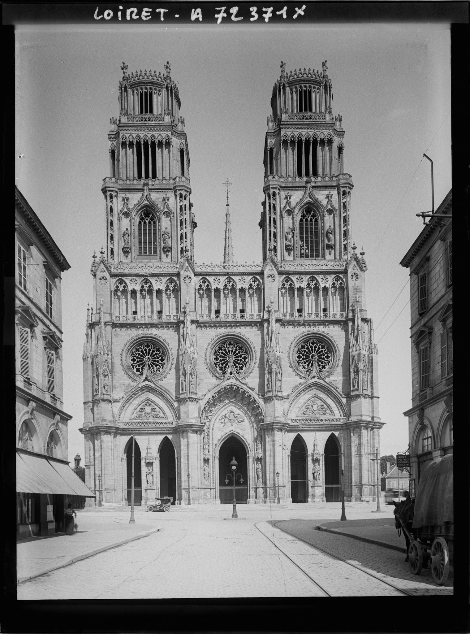 Image représentant La façade de la cathédrale Sainte-Croix vue depuis la rue Jeanne d'Arc