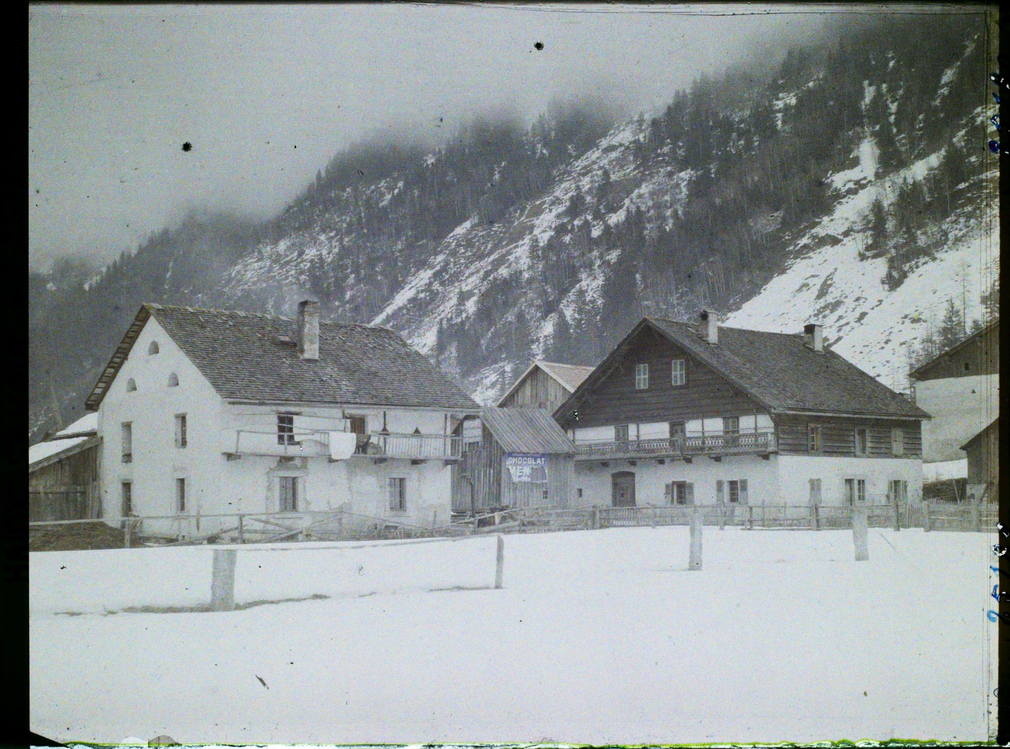 Image représentant France Les Alpes, Barats, Chamonix - Village des Barats, types de Vieilles Maisons et nuage de montagne