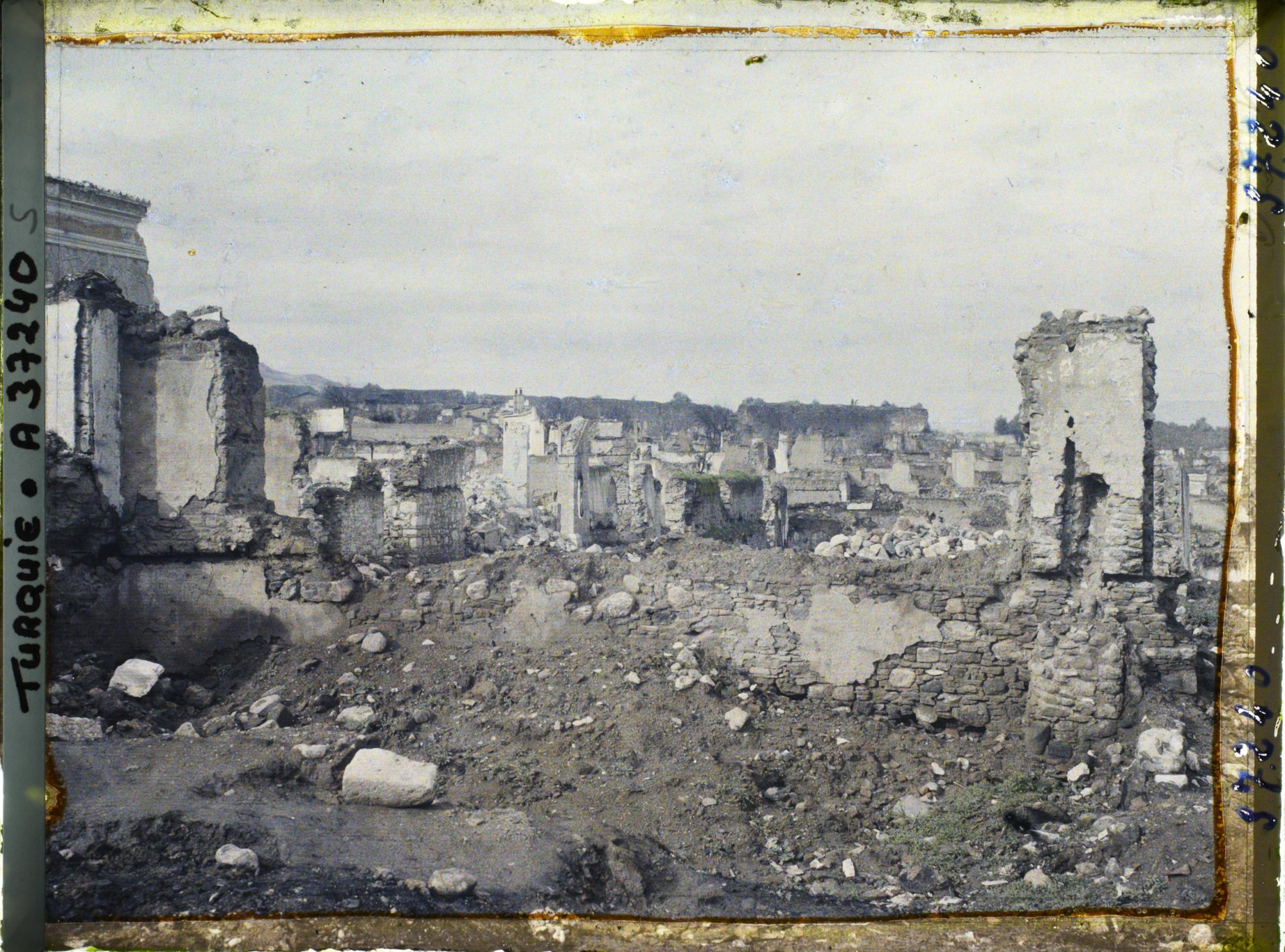 Image représentant Quartier en ruines (vers l'ouest)