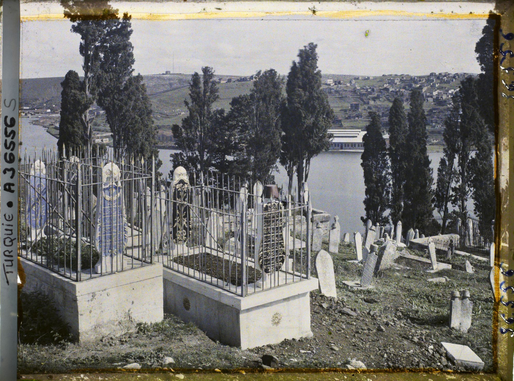 Image représentant Tombes peintes dans le cimetière d'Eyüp avec la Corne d' Or à l'arrière plan