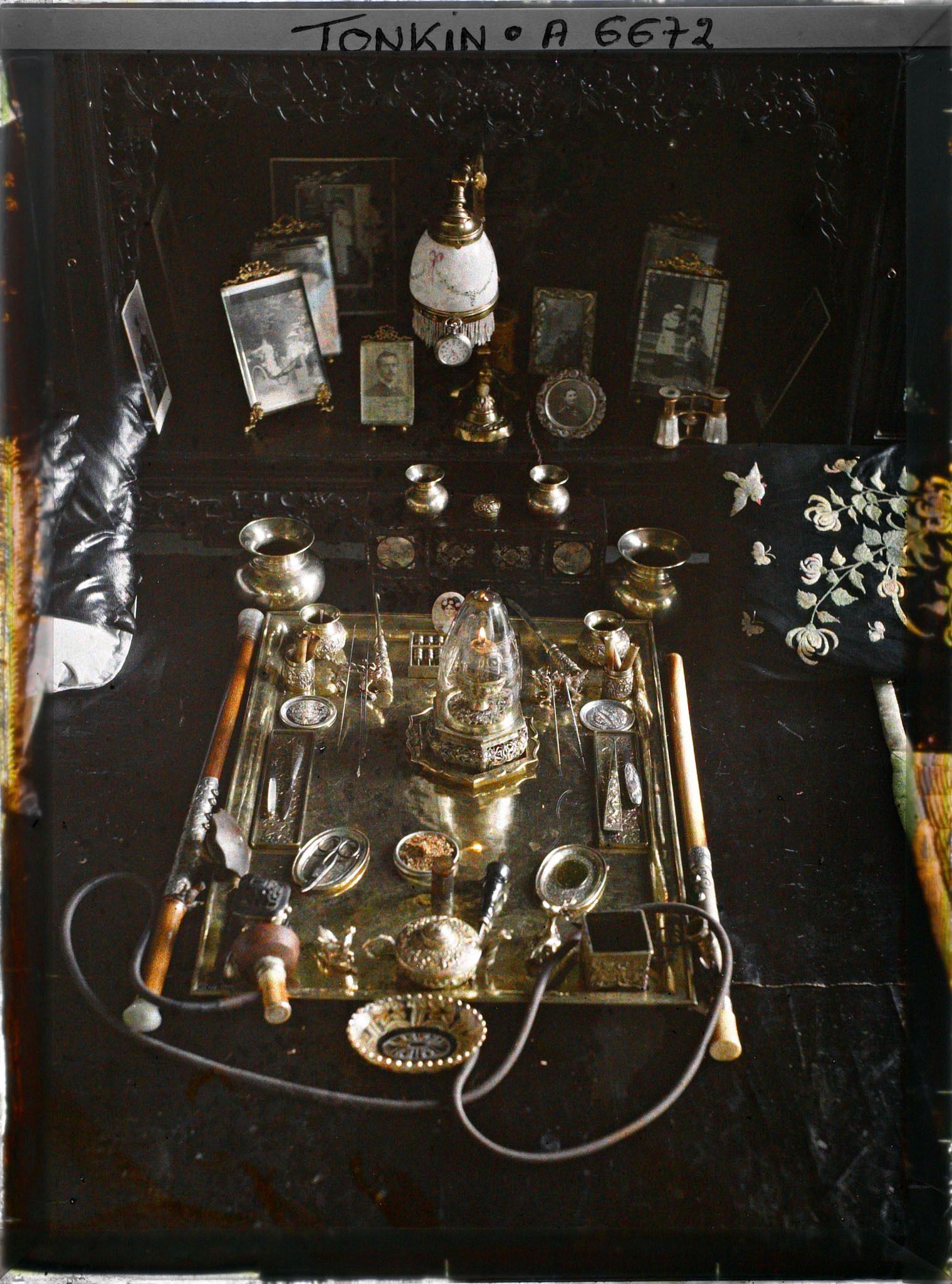 Image représentant Les ustensiles d'une fumeuse d'opium de classe aisée