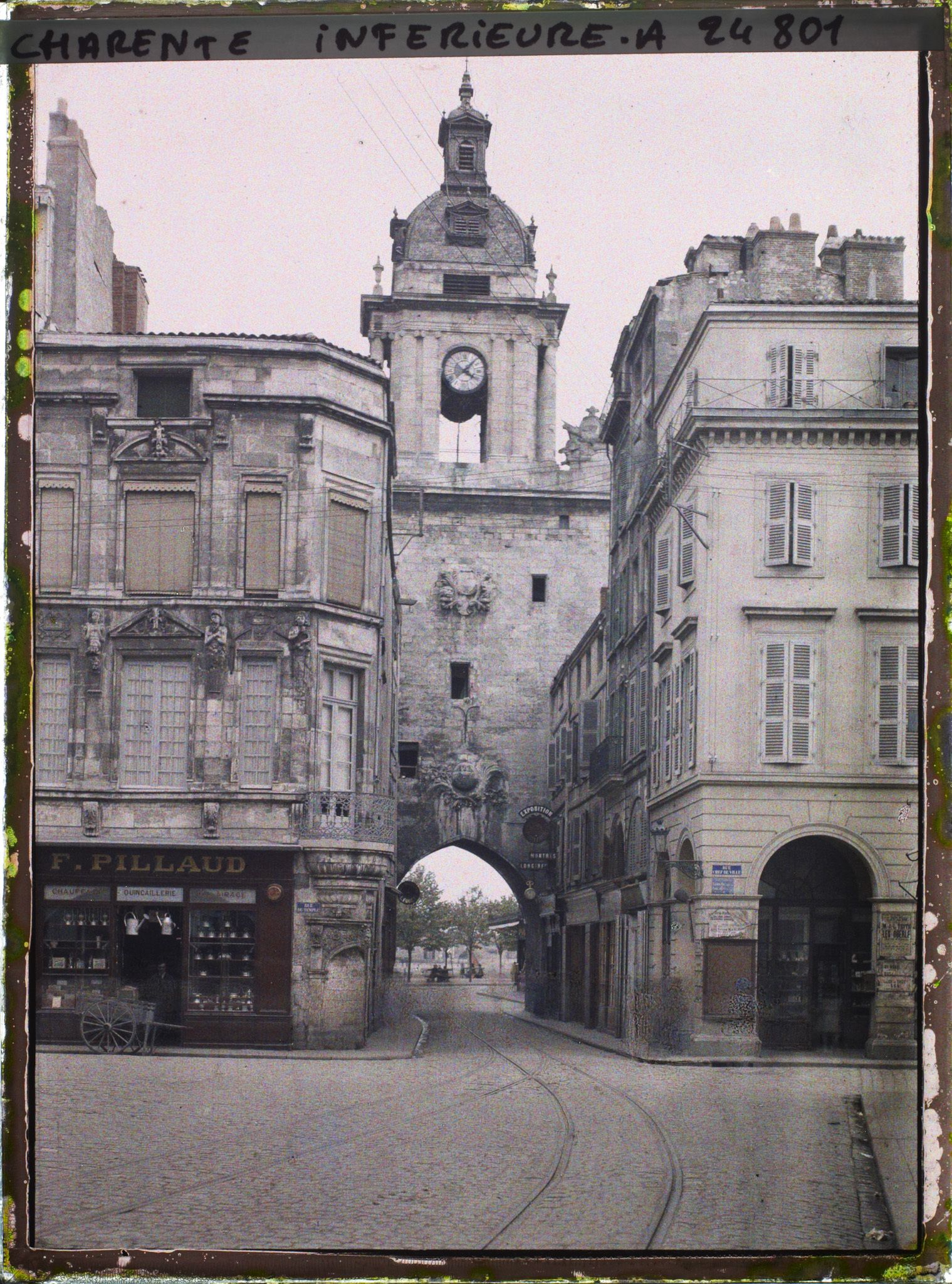 Image représentant La Tour de l'Horloge, vue depuis la rue de Paris