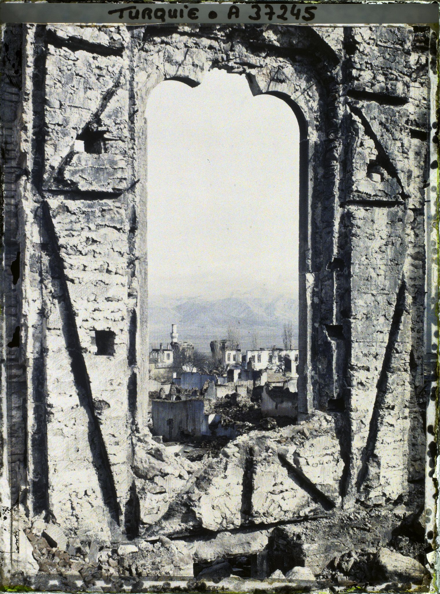 Image représentant Vue de la ville à travers une fenêtre d'une école en ruines