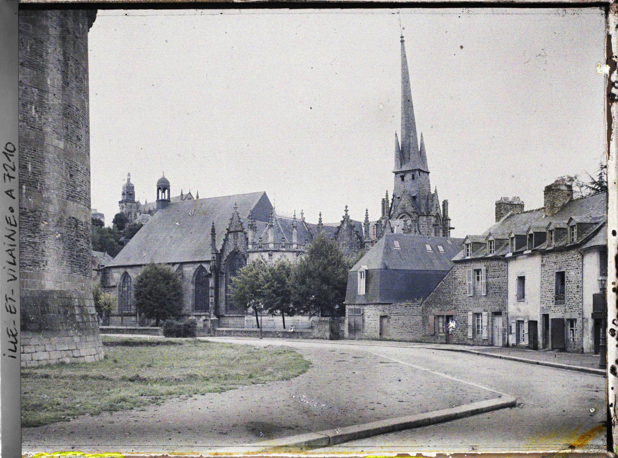 Image représentant Le clocher penché de l'église Saint-Sulpice ; à l'arrière-plan, l'église Saint-Léonard