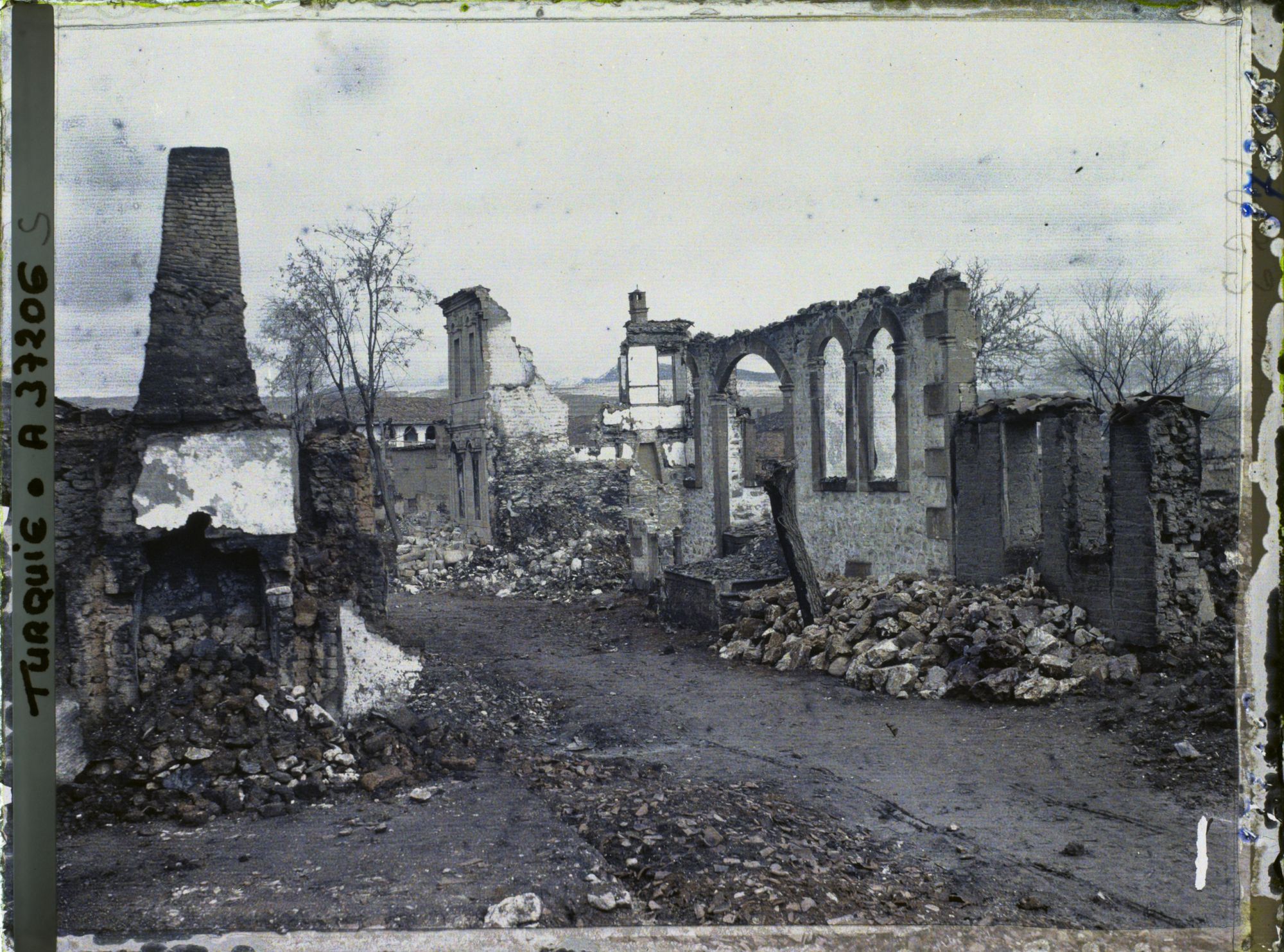 Image représentant Une rue en ruines du quartier sud. A gauche, un four