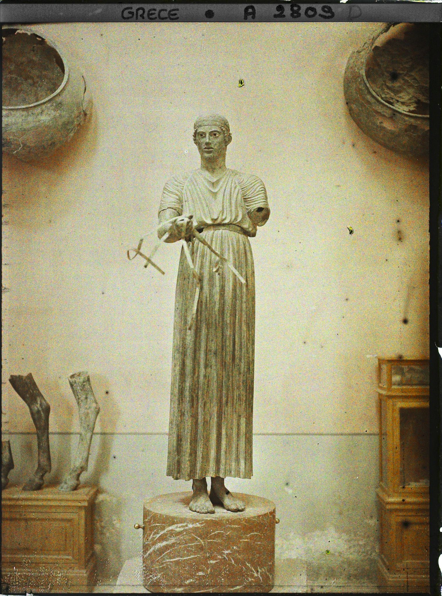 Image représentant Au musée : statue au pied de l'Aurige (en bronze), conducteur de char victorieux