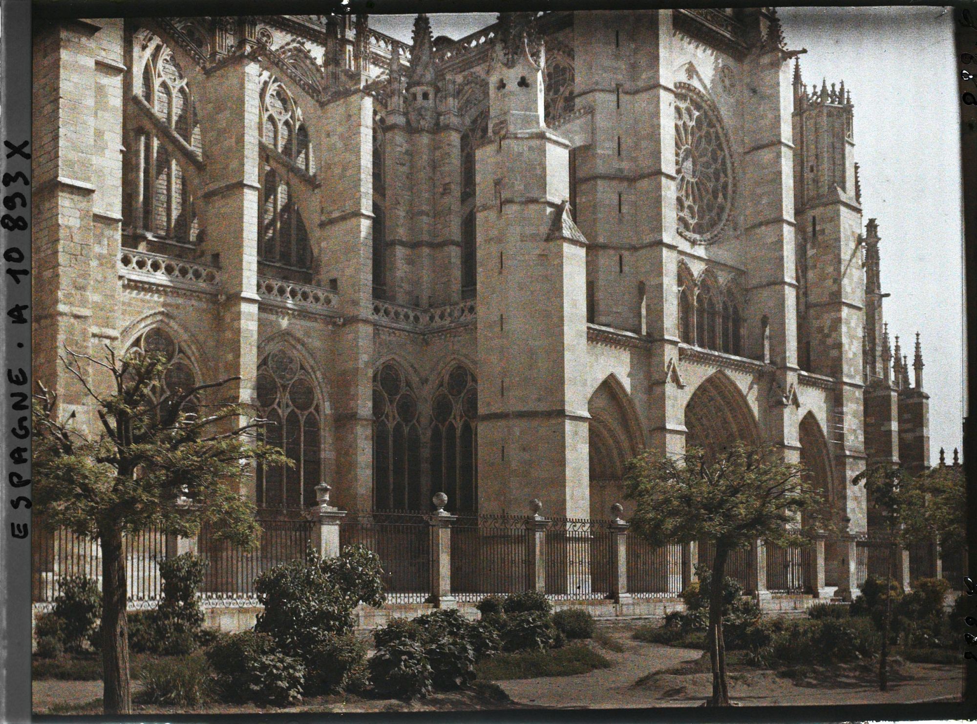 Image représentant Espagne, Léon, Côté Sud de la Cathédrale avec les 2 rangées superposées d'arcs boutants.