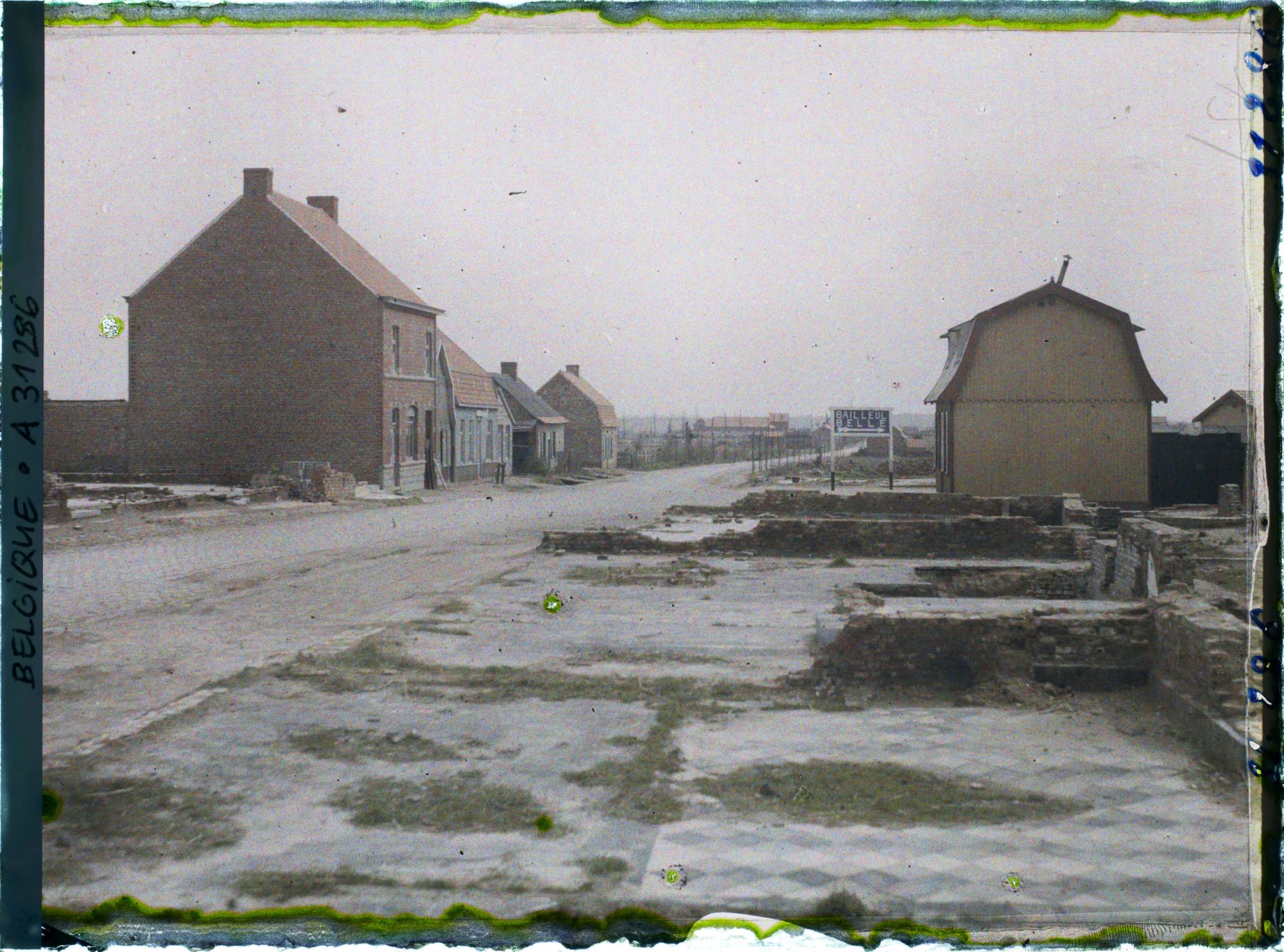 Image représentant Belgique, Locre, Une rue du Village